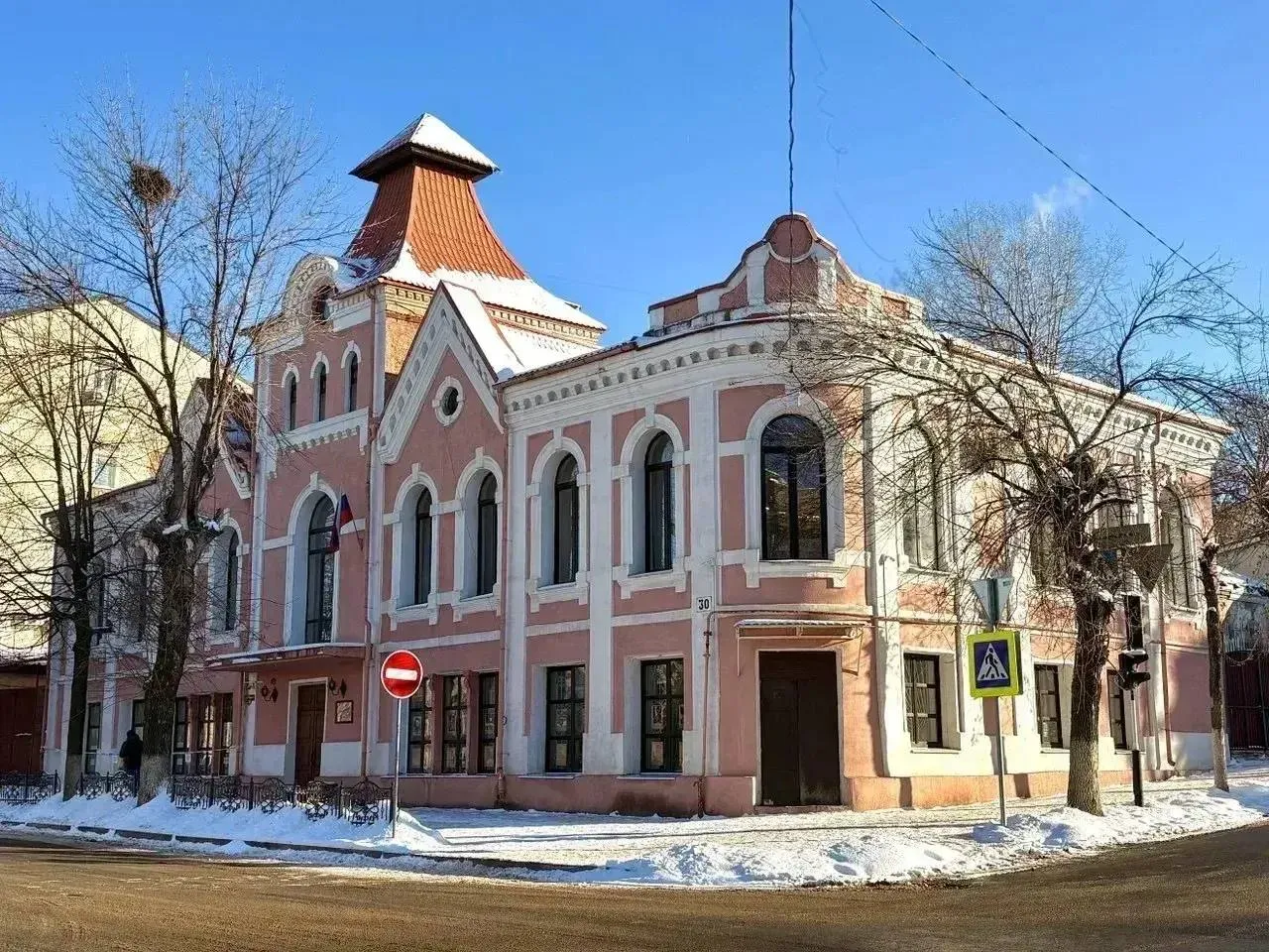 Бизнесмены вложившиеся в реставрацию памятников культуры ЛНР получат льготы на аренду В Луганской Народной Республике предприниматели за свой счет восстанавливающие памятники истории получат скидку на аренду этих объектов Порядок утвержден правительством республики Льгота распространяется как на физических так и на юридических лиц арендаторов памятников закрепленных за исполнительными органами учреждениями казенными или государственными предприятиями региона Решение о снижении арендной платы принимает сам арендодатель то есть юрлицо которому принадлежит объект Главное условие для получения льготы подтвержденный факт вложения арендатором своих средств в сохранение памятника сообщили в региональном правительстве Мы теперь и в МАХ Южная служба новостей
