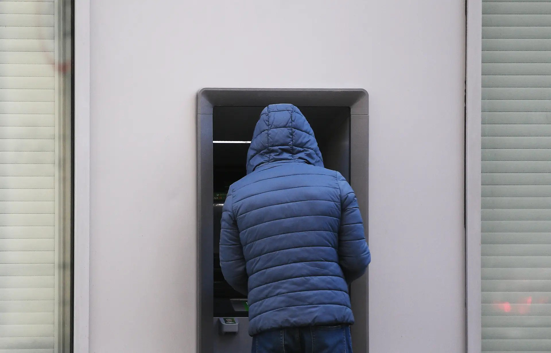 18 февраля ЦБ РФ выявил случаи открытия некоторыми банками счетов несовершеннолетним в возрасте от 14 до 18 лет без согласия их законных представителей то есть родителей усыновителей или попечителей говорится в сообщении регулятора