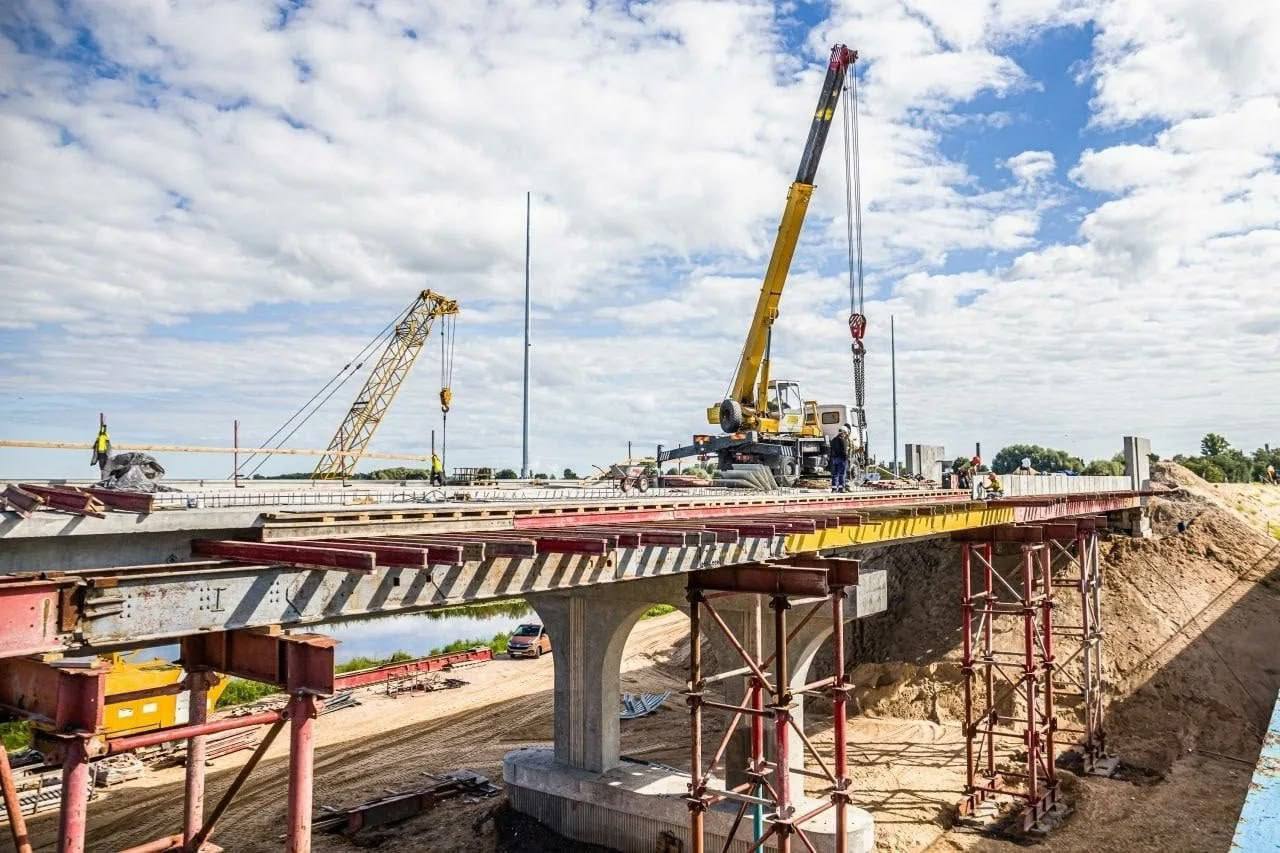 В Омске начнётся строительство платного моста через реку Омь Проект успешно прошёл госэкспертизу и дорога соединяющая улицы Раздольную и 1 ю Заречную может быть построена в ближайшее время Мост длиной 1 2 км планируется возвести по концессионной схеме Общая стоимость проекта составляет около двух миллиардов рублей из которых примерно 300 млн выделят из областного бюджета хотя цифры могут измениться Ждете Подписаться Прислать новость
