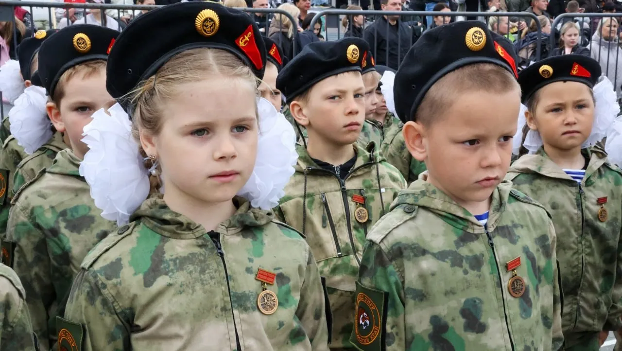 Международный парад во Владивостоке объединил 1 5 тысячи юных приморцев За час до начала масштабного международного парада Правнуки Победы 6 свои места на площади заняли казалось бы обычные школьники Но сегодня они не просто дети правнуки героев Великой Отечественной войны Цифра более 1 5 тысяч школьников со всего Приморья География к ним присоединились ребята из Китая и Лаоса Самые трогательные участники те кто только научился держать строй но уже знает что такое память о подвиге Смотрим фото эти серьезные глаза говорят вместо тысячи слов Мы в МАКС vmfareast