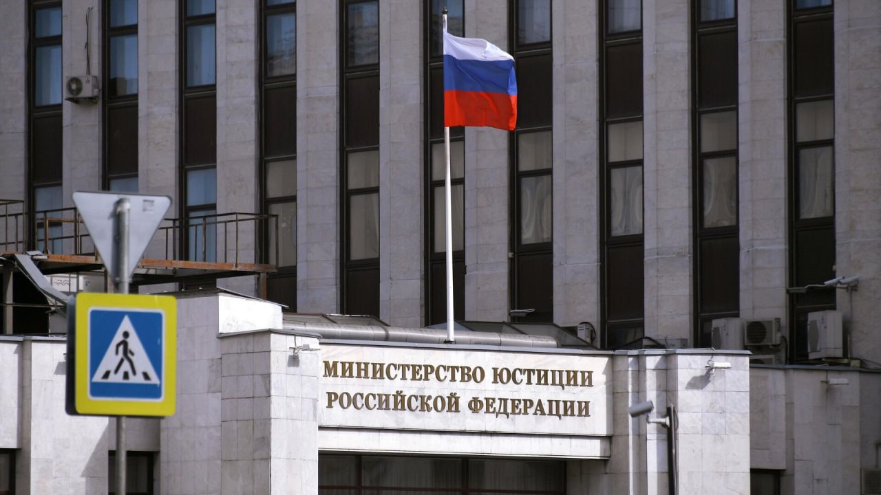 Минюст признал нежелательными в России две организации имени Андрея Сахарова Минюст внес Институт Андрея Сахарова и движение «Мир. Прогресс. Права человека» в список нежелательных организаций. Перечень был обновлен 22 июля, следует из данных на сайте ведомства. Институт Андрея Сахарова был основан правозащитником Львом Пономаревым во Франции. Пономарев раньше был доверенным лицом Сахарова. Организация поддерживает российское гражданское общество, помогает политическим беженцам и дезертирам. Движение «Мир. Прогресс. Права человека» тоже связано с именем Сахарова: так начинается его нобелевская лекция, в которой ученый подчеркнул, что эти три цели «неразрывно связаны», и «нельзя достигнуть какой-либо одной из них, пренебрегая другими». Движение появилось после начала военных действий в Украине. Оно объединяет антивоенно настроенных правозащитников, активистов, политиков и журналистов. В 2023 году нежелательной организацией власти РФ объявили американский Фонд Андрея Сахарова Признаны нежелательными организациями в России