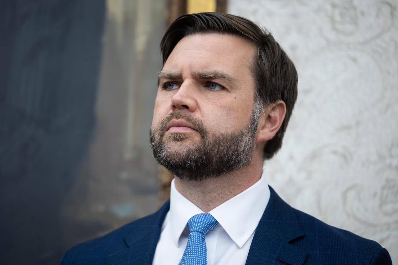 Вице-президент США Джей Вэнс заявил, что вопрос судьбы верховного лидера Ирана «решать Израилю», но сам Вашингтон не стремится к смене иранского режима. Подпишись на «Говорит Москва»