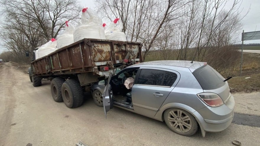 Парень и девушка пострадали в ДТП с трактором в Хохольском районе  Авария произошла вчера на 520 км трассы Воронеж – Луганск. 21-летняя девушка за рулём Opel Astra врезалась в трактором с полуприцепом, когда тот поворачивал налево.   Автомобилистку и её 23-летнего пассажира госпитализировали.   Большой воронежский. Подписаться