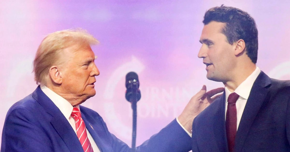 Трамп во вторник примет участие в посмертном награждении медалью своего соратника консервативного активиста Чарли Кирка следует из расписания Белого дома 16 00 23 00 мск ред президент принимает участие в церемонии вручения медали Свободы Чарли Кирку Восточный зал говорится в расписании Ранее Трамп обещал подумать над тем чтобы назвать в честь Кирка небольшую локацию в Белом доме