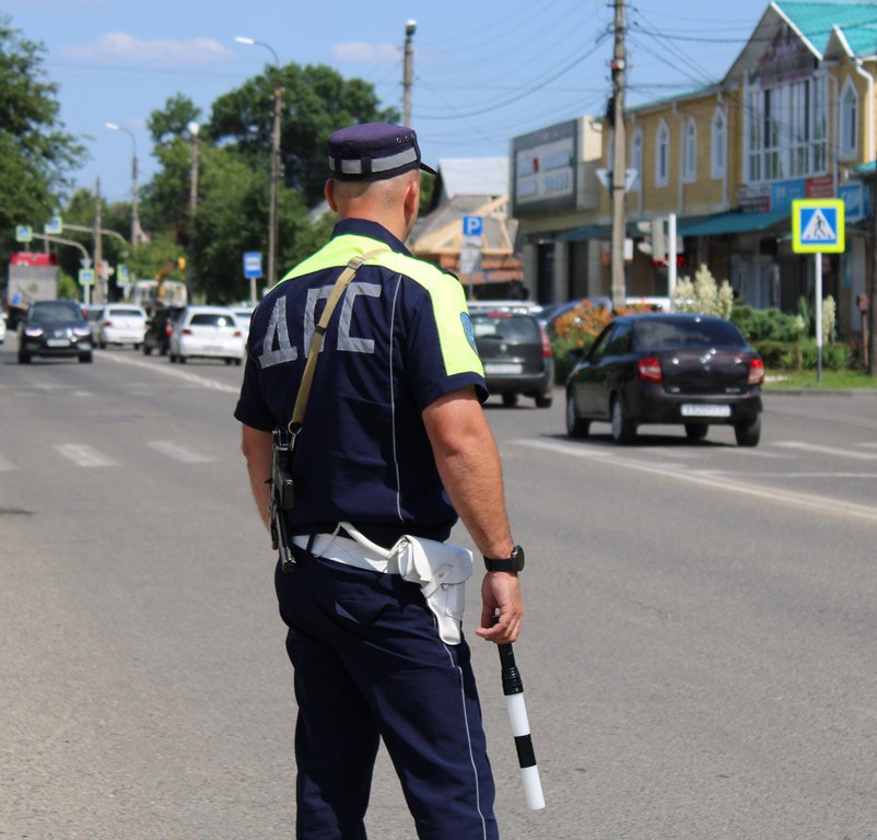 На дорогах Адыгеи за неделю сотрудниками Госавтоинспекции задержаны 24 нетрезвых водителя.  За прошедшую неделю, с 7 по 13 октября, на территории Адыгеи произошло 6 ДТП, в результате которых 1 человек погиб и 5 - пострадали.  Кроме этого, в указанном периоде произошло 90 дорожно-транспортных происшествий без пострадавших. Большинство из них совершено в Тахтамукайском районе - 36 и в городе Майкопе - 20.  По данным Госавтоинспекции, по причине выбора ошибочной дистанции водители совершили 26 аварий. В 19 случаях столкновения произошли в результате нарушения очередности проезда, а еще в 6 - из-за несоблюдения условий, разрешающих движение транспорта задним ходом.  Кроме того, в вышеуказанном периоде произошло 2 съезда с дороги. Также зафиксировано 23 наезда на препятствия и стоящие транспортные средства.  По данным Госавтоинспекции, в эти дни выявлено и пресечено 1477 нарушений дорожных правил.  К административной ответственности привлечены 24 водителя, управлявшие транспортными средствами в состоянии алкогольного опьянения. Больше всего таких случаев зафиксировано в городе Майкопе и Тахтамукайском районе.  Административные протоколы составлены в отношении 67 пешеходов, переходивших проезжую часть в неустановленном для этого месте.  Госавтоинспекция вновь обращается к водителям транспортных средств с призывом строго соблюдать Правила дорожного движения. В ночное время суток необходимо быть особенно внимательными на дороге и всегда придерживаться установленного скоростного режима.  Пресс-служба МВД по Республике Адыгея  МВД по РА   Подписаться Смотрите нас на Rutube