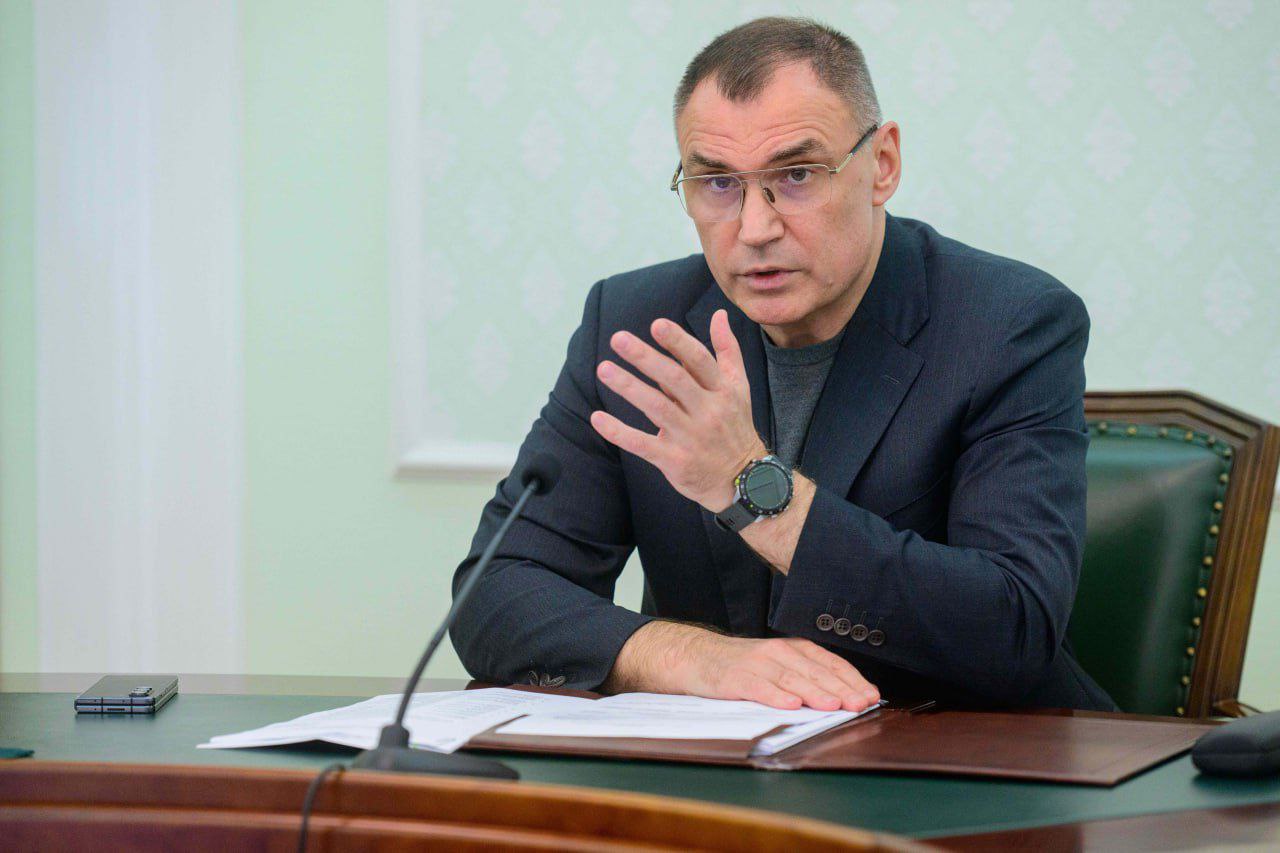 На заседании Правительства республики поднял важный вопрос который касается ситуации в Оршанском районе На днях Александр Леонидович Плотников ушел в отставку написав заявление о сложении полномочий главы администрации Оршанского муниципального района Хотел бы прояснить ситуацию чтобы не было недомолвок и неверных интерпретаций слов Александра Леонидовича В настоящее время он является фигурантом уголовного дела Должность глав администраций муниципальных образований согласно федеральному закону предусматривает наличие допуска к государственной тайне В соответствии со статьей 22 Закона Российской Федерации 5485 1 от 21 июля 1993 года О государственной тайне Александру Леонидовичу допуск к государственной тайне был прекращен Уголовным делом в отношении Александра Леонидовича занимаются следственные органы которые должны беспристрастно и объективно во всем разобраться Все заинтересованные стороны вправе рассчитывать на справедливое и независимое рассмотрение дела свободное от каких либо спекуляций Хочу отдельно обратить внимание что государственная и муниципальная служба подразумевает неукоснительное выполнение норм и правил законодательства и требует эмоциональной и психологической устойчивости в любых ситуациях У государственных и муниципальных служащих должны быть общие задачи трудиться в интересах и на благо жителей обеспечивать выполнение законодательства Российской Федерации Хочу подчеркнуть что смена руководителей органов местного самоуправления никак не должна отражаться на жизни людей Как глава республики Председатель Правительства слежу чтобы все районы развивались регулярно посещаю муниципальные образования для решения вопросов жителей нашего региона