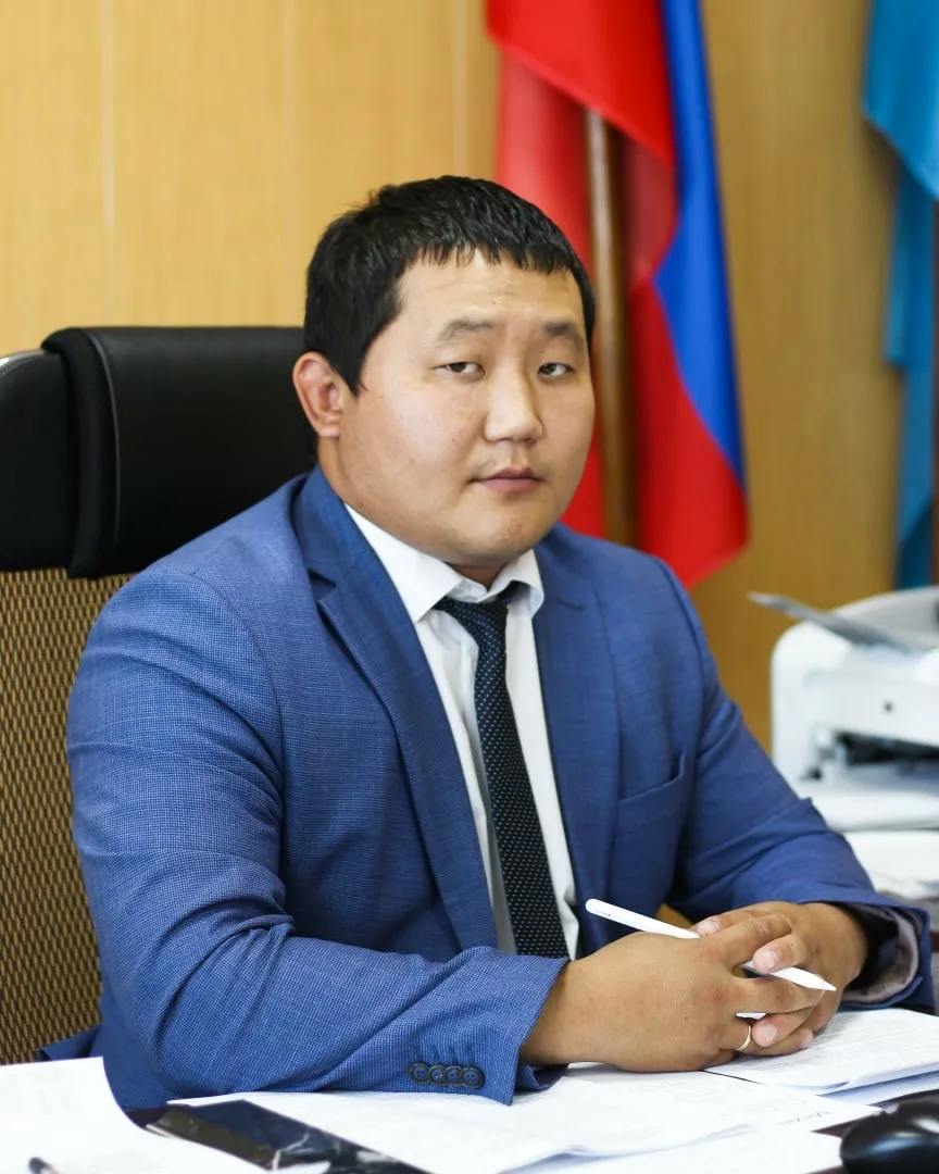 Экс-министра сельского хозяйства Тувы осудили на 7 лет за мошенничество.   Такое решение вынес Кызылский городской суд Тувы, установив, что в 2020 году бывший министр Айдын Дун предоставлял в ведомство ложные сведения о выполненных работах по реконструкции оросительных систем в двух селах республики, чем нанес бюджету региона ущерб на 10 млн рублей.   Помимо наказания в виде лишения свободы, бывшему министру назначен штраф в размере 700 тыс. рублей. Также арестовано его имущество на 8,7 млн рублей.  Это уже второй уголовный срок Айдына Дуна. В марте текущего года он был признан виновным в превышении должностных полномочий и приговорен к четырем годам колонии общего режима. Первое дело связано с незаконным перечислением на счет подрядчика строительства жилых домов в селе более 16 млн рублей. В рамках этого уголовного дела к трем годам условно была также приговорена Лариса Монгуш, которая возглавляла республиканский минсельхоз в 2021-22 гг.   Айдын Дун занимал должность министра сельского хозяйства и продовольствия Тувы с января 2020 г. до октября 2023 г. В момент его назначения на должность министра ему было 29 лет. Дун окончил Московский пограничный институт ФСБ России и Тувинский госуниверситет, в котором получил специальность агронома.  ™  Агрономика