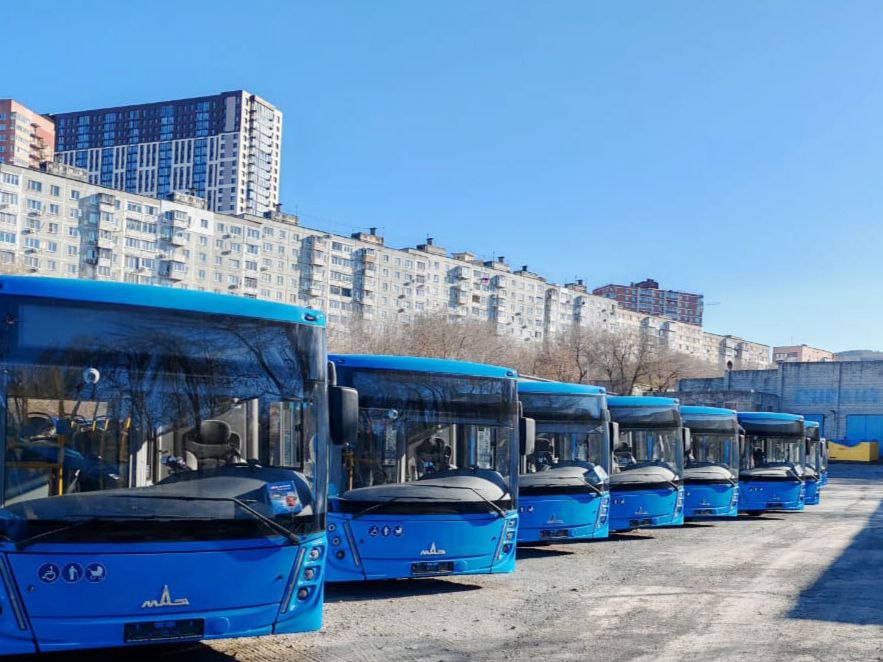 Новый автобусный маршрут начнет работу во Владивостоке уже в эту пятницу   После многочисленных обращений жителей района Эгершельд во Владивостоке решили запустить новый автобусный маршрут 88 который будет ходить от остановки Маяк до Посьетской На начальном этапе на линию выйдут три автобуса муниципального предприятия ВПОПАТ 1 Как отметил мэр Владивостока Константин Шестаков в 2026 году планируется провести конкурс и выбрать постоянного перевозчика по долгосрочному контракту Это позволит обеспечить стабильность и качество перевозок на новой линии Источник shestakovblog vmfareast
