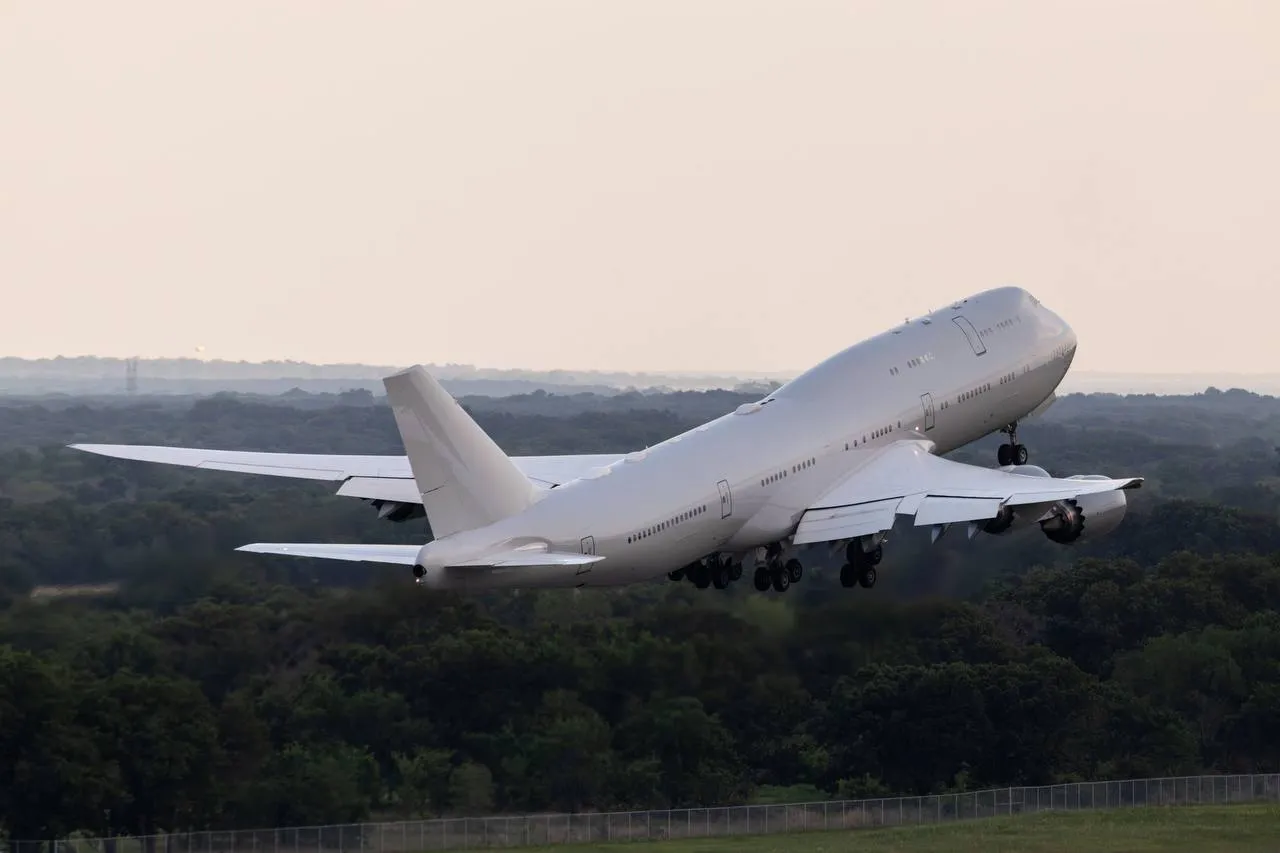 Новый временный Air Force One для Трампа Бывший VIP самолёт Boeing 747 8I ранее принадлежавший Катару завершил этап лётных испытаний после глубокой модернизации в рамках программы VC 25B Bridge временного решения для замены президентского борта США Самолёт был передан США и проходит переоборудование чтобы выполнять роль временного Air Force One на фоне значительных задержек основной программы VC 25B новых президентских самолётов на базе 747 8 Работы по модернизации уже завершены включая установку новых систем связи и доработки под требования президентских перевозок После завершения испытаний самолёт направлен на покраску в новую ливрею перед вводом в эксплуатацию летом 2026 года Этот борт официально обозначается как VC 25B Bridge Aircraft и должен временно дополнить текущий флот VC 25A который эксплуатируется с 1990 х годов и уже устаревает При этом остаётся неясным получит ли самолёт полный набор систем защиты и возможностей настоящего Air Force One например дозаправку в воздухе или защиту от ЭМИ Скорее всего его функциональность будет ограниченной и он будет использоваться преимущественно как временное решение Программа Bridge создана для закрытия провала между списанием старых самолётов и вводом новых VC 25B поставки которых ожидаются только ближе к 2027 2028 годам О дарении борта президенту США Дональду Трампу писали здесь FlightMode
