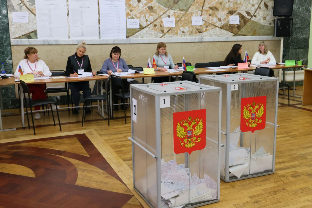 Стало известно, сколько человек хотят стать депутатами челябинского парламента  В Челябинске завершена регистрация кандидатов на выборы депутатов Законодательного Собрания Челябинской области восьмого созыва.   По данным пресс-службы облизбиркома, в тридцати одномандатных округах зарегистрировано 160 кандидатов из 168 выдвинувшихся. Среди них представлены партии: «Единая Россия» с 29 кандидатами, «КПРФ» — 30, «ЛДПР» — 30, «Новые люди» — 30, «Партия пенсионеров» — 12, «Справедливая Россия» — 28, а также один самовыдвиженец. Пять кандидатов утратили статус, троим отказали в регистрации.  По единому избирательному округу зарегистрированы списки от шести партий. «Единая Россия» выдвинула 46 кандидатов, «КПРФ» — 43, «ЛДПР» — 45, «Новые люди» — 41, «Партия пенсионеров» — 31, и «Справедливая Россия» — 66 кандидатов.