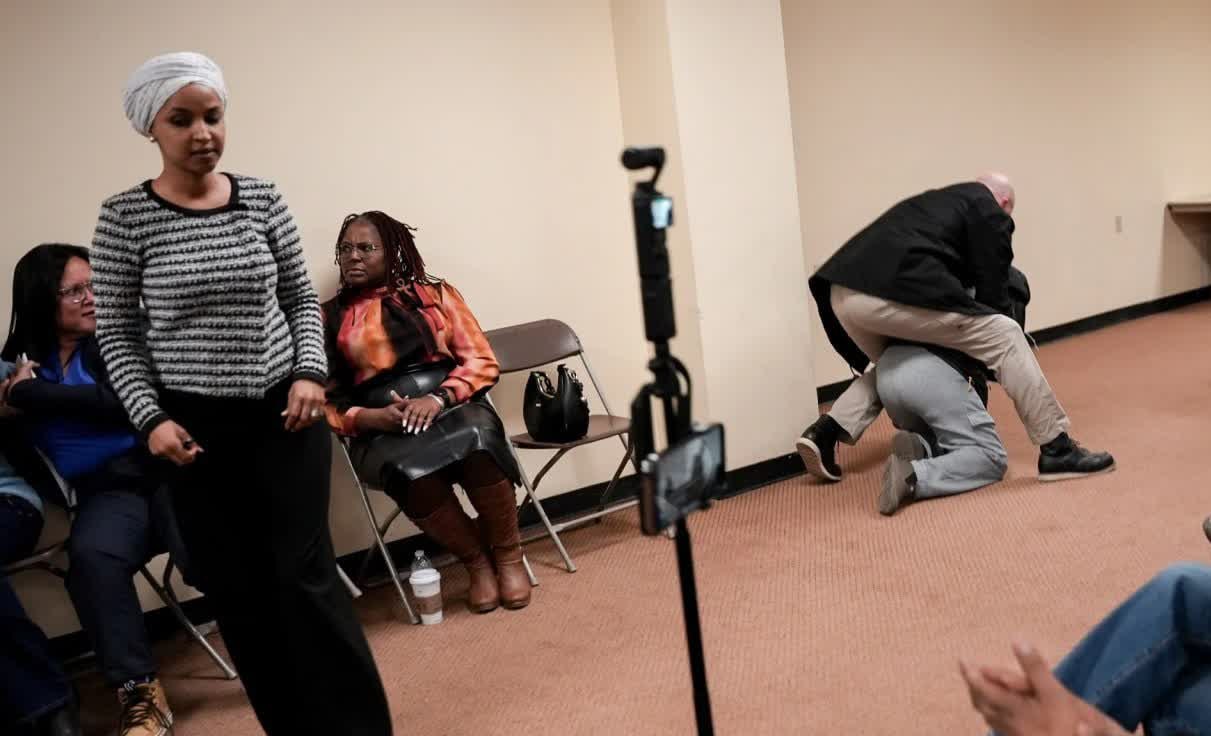 В Миннеаполисе совершено нападение на члена Палаты представителей США Ильхан Омар Она считается ярым критиком политики Дональда Трампа в отношении сомалийских иммигрантов Мужчина обрызгал её неизвестной жидкостью из шприца во время встречи с избирателями Нападавшего оперативно задержали сотрудники службы безопасности Сама Омар не пострадала и продолжила встречу Подписаться на Говорит Москва Telegram VK MAX