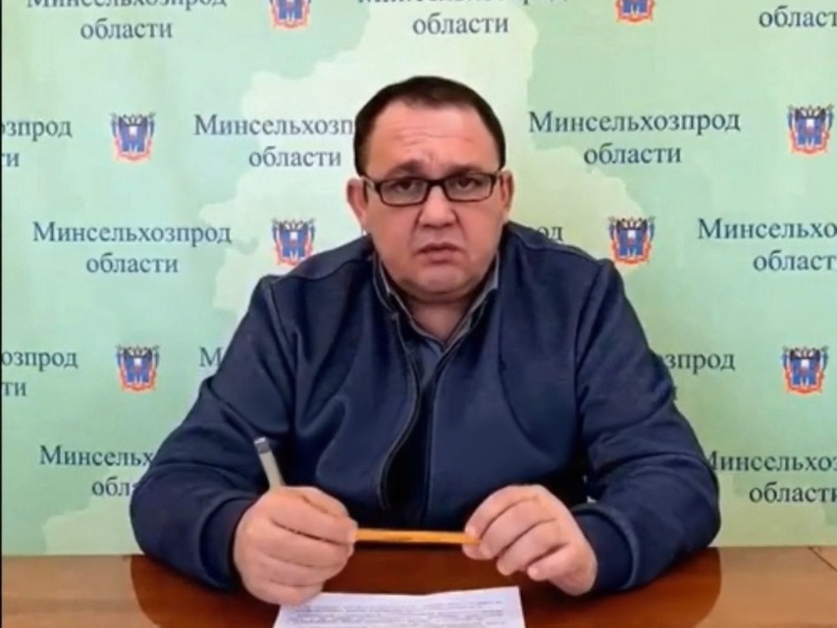 Чиновник минсельхоза Ростовской области задержан за откаты с аграриев. На Дону задержали 52-летнего Николая Ляхова — начальника отдела растениеводства регионального минсельхоза. По данным УФСБ, он требовал по 5% «отката» с фермеров, которые хотели получить господдержку на производство и продажу зерновых. Взамен он обещал содействие в получении субсидий. Схему вскрыли сотрудники спецслужб. Все материалы передали в Следком, который возбудил уголовное дело по статье «Получение взятки» ч. 5 ст. 290 УК РФ . По ней чиновнику может грозить до 12 лет лишения свободы. Сейчас продолжаются следственные действия и другие оперативные мероприятия. Скидывайте пост тем, кто работает в сельском хозяйстве — пусть знают, кто мешает честным аграриям. Подписаться Связь с редакцией