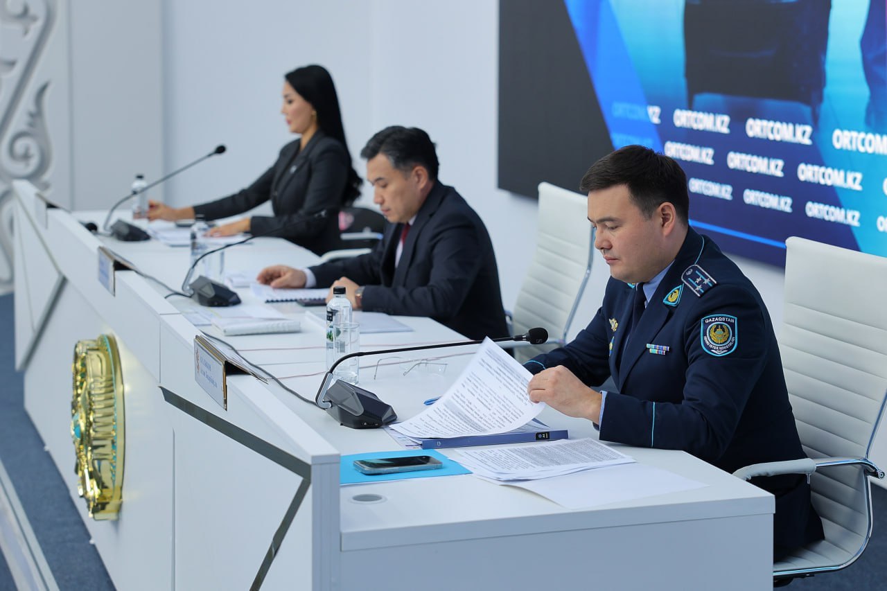 70 тысяч нарушений как наказывают иностранцев в Казахстане За нарушение миграционного законодательства в Казахстане наложили штрафы на общую сумму 4 7 млрд тенге рассказывает Петропавловск news В этом году число иностранных граждан прибывших в РК превысило 12 млн человек большинство из них из Узбекистана России Кыргызстана Китая и Таджикистана Большая часть проходит в качестве туристов и транзитом В настоящее время в стране постоянно проживают 223 тысячи иностранных граждан За 9 месяцев текущего года полицейскими привлечены к административной ответственности 306 тысяч иностранных граждан из них 70 тысяч нарушили миграционное законодательство Из них 14 тысяч были выдворены из страны оштрафованы на 4 7 млрд тенге Кроме того сокращены сроки пребывания в стране 16 тысяч иностранных граждан За нарушение закона аннулированы документы на постоянное проживание 3 400 иностранцев сказал председатель комитета миграционной службы МВД РК Аслан Аталыков на пресс конференции в СЦК новостиСКО СКОновости новостиКазахстана новости новостиПетропавловска