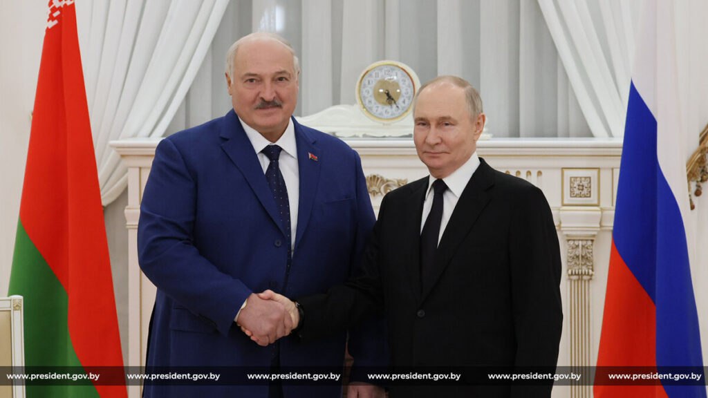 Лукашенко поздравил Путина с Днем России Белорусский лидер в своем поздравлении отметил, что Россия — государство с огромной территорией, уникальными богатствами и неисчерпаемым людским потенциалом, а многовековая история страны полна великих свершений и побед, которыми по праву может гордиться российский народ. — На международной арене ваша страна твердо стоит на страже национальных интересов, выступает лидером движения за установление нового недискриминационного мирового порядка и уважение государственного суверенитета. Россияне сегодня, как и во все времена, сплотились в стремлении сделать Отчизну еще более сильной, независимой и процветающей, — отметил Лукашенко. Беларусь придает важнейшее значение развитию отношений союзничества и стратегического партнерства с Россией, основанных на духовной близости и общности исторических судеб, прочных традициях братской дружбы и добрососедства народов двух стран, подчеркнул белорусский лидер. Поздравительные послания от Президента Беларуси также направлены Председателю Правительства России, Председателю Совмина СГ Михаилу Мишустину, Председателю Совета Федерации Валентине Матвиенко и Председателю Государственной думы, Председателю Парламентского собрания Союза Беларуси и России Вячеславу Володину. #Лукашенко Подпишись — Минская правда MLYN.by