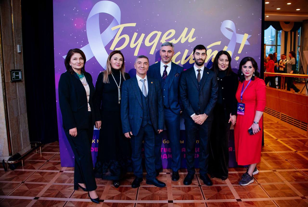 Врачи современные герои Это люди которые ежечасно спасают жизни дарят окружающим надежду на лучшее В Северной Осетии таких героев огромное количество Их имена знают их благодарят каждый день Среди них заведующий первым хирургическим отделением Республиканского онкологического диспансера Давид Тобоев и Эдуард Зангионов Они стали победителями федеральной премии Будем жить Престижная профессиональная награда отмечает лучших врачей онкологов по версии самих пациентов В этом году было подано более 200 заявок со всей страны В номинации Власть рука об руку с пациентами На службе добра выиграл Зангионов Эдуард Наибович В номинации Лучший онколог для взрослых Жемчужина в профессии отмечен Тобоев Давид Владимирович В номинации Лучшее отделение Там где живет надежда отмечена Республиканская детская клиническая больница отделение онкогематологии