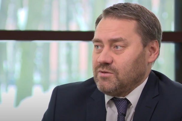 В Госдуме согласились поменять правила расселения хрущевок, попавших в программу КРТ На заседании комитета по строительству и ЖКХ Государственной думы поддержали поправки в закон о комплексном развитии территорий. Как сообщает "Фонтанка.ру", об этом журналистам рассказал спикер Заксобрания Александр Бельский. В Петербурге КРТ собирались реализовывать в 2022 году. После критики жителей его решили заморозить, а при городском парламенте организовали общественный штаб. Тогда после окончания его работы в ЗакСе заявили, что будут готовить поправки в федеральный закон и только после этого запустят реновацию, хотя часть жителей требовали вовсе не реализовывать программу в Петербурге. По словам Бельского, в Думе согласились с предложением ввести дополнительные гарантии гражданам при переселении в пределах муниципалитета, где находится реновируемая хрущевка, или смежных с ним округов. Это норма будет действовать для городов федерального значения. Также субъекты смогут сами определять, что будет с домами, которые не провели общее собрание. Сейчас, согласно ФЗ, дома включаются в КРТ автоматически, если общие собрания не проведены. Поправки в федеральный закон должны утвердить в ближайшее время, говорят собеседники "Фонтанки" в городском парламенте. В этом случае мораторий, действующий до 1 января 2026 года, на региональный закон о комплексном развитии территорий могут не продлить. "Фонтанка.ру"