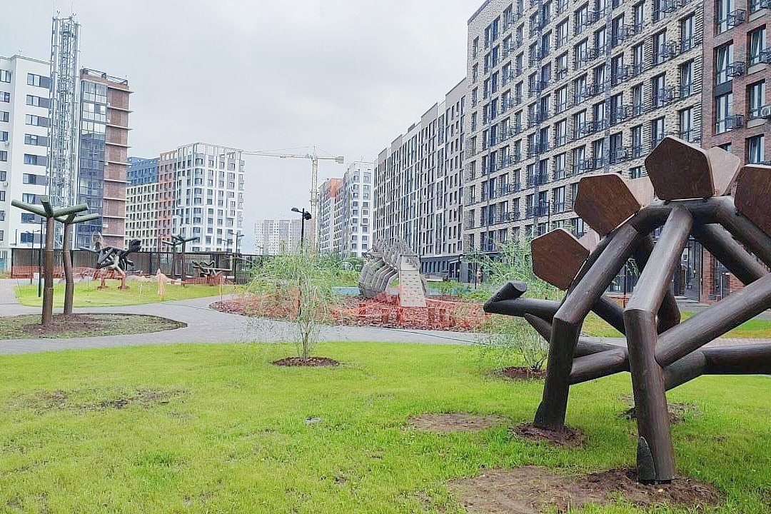 В Тульской области реализуется программа комплексного развития территорий 10 ноября на оперативном совещании под председательством Губернатора Дмитрия Миляева обсудили реализацию механизма комплексного развития территории КРТ региона в том числе с учетом расселения аварийного жилищного фонда Заместитель председателя Правительства Тульской области министр строительства Тульской области Игорь Казенный рассказал что градостроительный потенциал по территориям в отношении которых заключены договоры о комплексном развитии территорий насчитывает около 1 8 млн кв м Общий градпотенциал составляет 9 3 млн кв м С 2024 года заключено 28 договоров КРТ направленных на решение ключевых задач федерального проекта Жилье национального проекта Инфраструктура для жизни расселение аварийного жилого фонда и увеличение объема ввода жилья на территории региона tularegion ru presscenter press release ELEMENT ID 442717