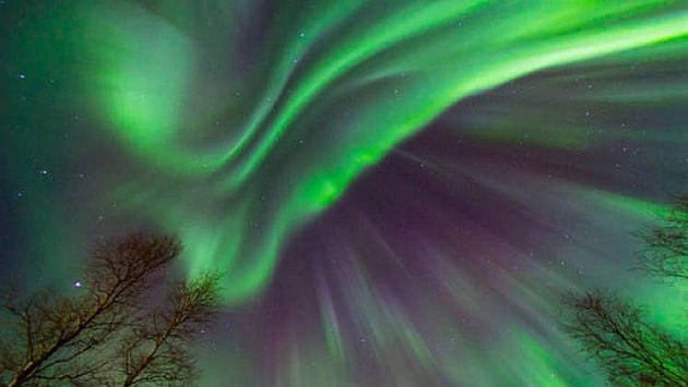 Новосибирскую область накроет мощная магнитная буря 26 ноября Информация об этом появилась на сайте лаборатории солнечной астрономии ИКИ и ИСЗФ Пик геомагнитной активности придётся на два временных промежутка с 03 00 до 06 00 и с 09 00 до 12 00 После полудня магнитосфера постепенно стабилизируется Такие колебания магнитного поля могут негативно сказаться на самочувствии метеозависимых людей Возможны головные боли головокружение общая слабость и тошнота ломота в суставах нарушения сна Специалисты рекомендуют в этот день соблюдать режим сна и бодрствования избегать физических и эмоциональных перегрузок отказаться от дальних поездок особенно за рулём не планировать стрессовые встречи и важные решения уделить внимание питанию и питьевому режиму придерживаться здорового образа жизни Вести Новосибирск Подписаться на канал