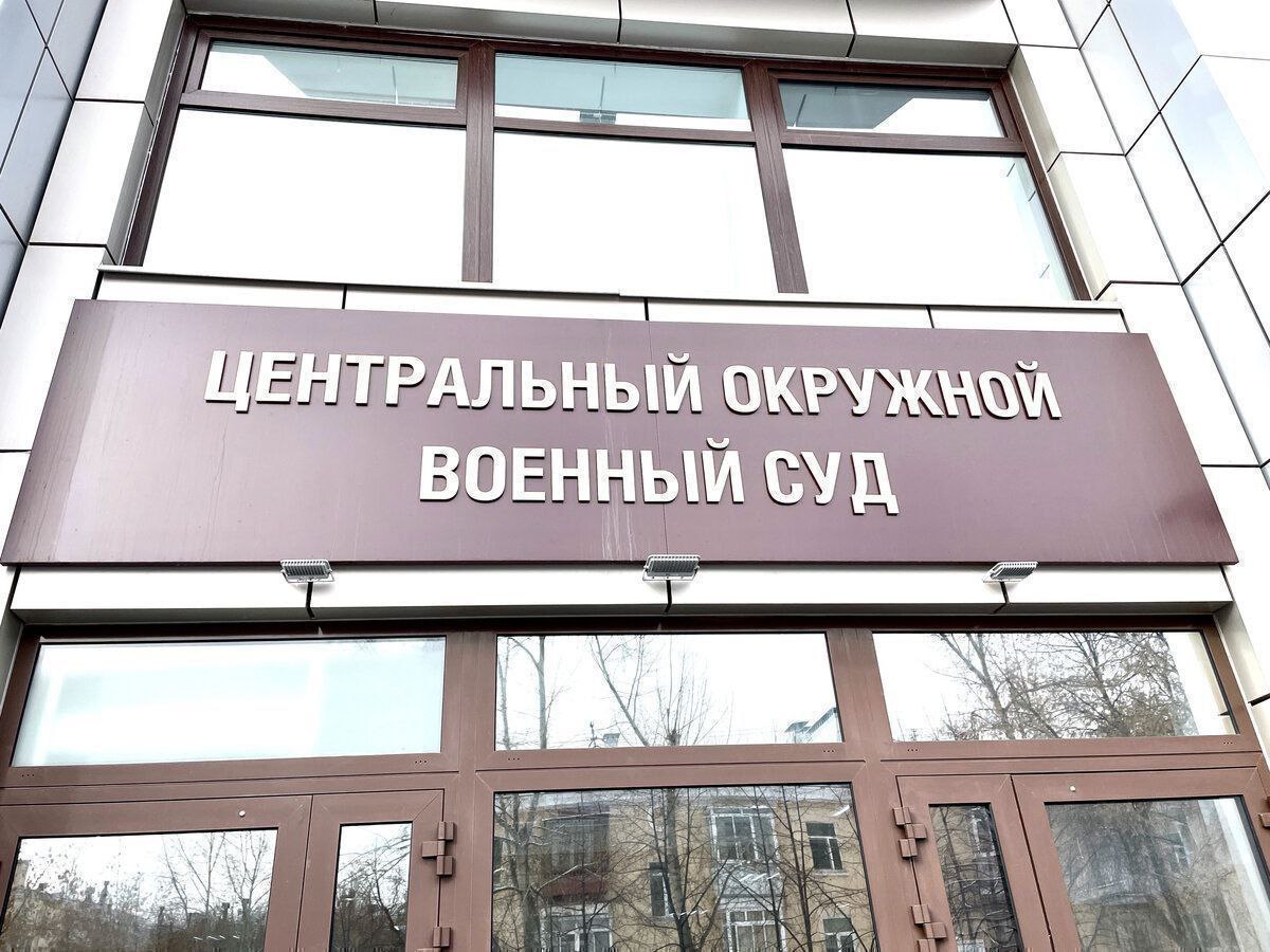 Центральный окружной военный суд признал жителя Челябинской области виновным в публичном оправдании в интернете террористов и призывах к террористической и экстремистской деятельности. Преступление пресекли сотрудники ФСБ, которые в декабре 2024 года установили, что фигурант является сторонником идеологии радикального ислама. Он осознавал публичный характер и общественную опасность своих действий, разместив в интернете информационные материалы, которые оправдывали террористов. Там же он призывал к экстремизму в отношении граждан России. Суд признал подсудимого виновным по ч. 2 ст. 205.2, ч. 2 ст. 280 УК России и приговорил к семи годам лишения свободы с отбыванием в колонии общего режима и лишением права администрирования сайтов на 2,5 года.