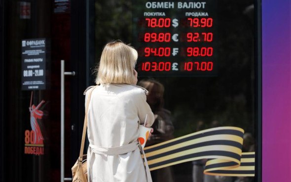 ВАЛЮТА   ЦБ ПОНИЗИЛ ОФИЦИАЛЬНЫЙ КУРС ДОЛЛАРА И ПОВЫСИЛ КУРС ЕВРО  Центральный банк России установил официальный курс доллара США на среду, 2 июля, на уровне ₽78,4181, евро — ₽92,7440, юаня — ₽10,9384. Об этом сообщается на сайте регулятора.  На вторник, 1 июля, ЦБ были установлены следующие курсы валют: доллара — ₽78,5284, евро — ₽92,2672, юаня — ₽10,9298.  Таким образом, доллар подешевел на 11,03 коп., евро подорожал на 47,68 коп., а юань прибавил 0,86 коп.  Фото: Олег Елков / ТАСС  #аврорамедиа_россия     Telegram-экосистема АВРОРА МЕДИА МЕДИА   НОВОСТИ   РЕГИОН   ЛАЙФ   СПОРТ   ГЕРЛЗ   ХАЙТЕК  ПЕРСОНЫ   ИНСАЙД   КРИМИНАЛ   МОЛОДОСТЬ   LIVE   АВРОРА МЕДИА YOUTUBE   RUTUBE