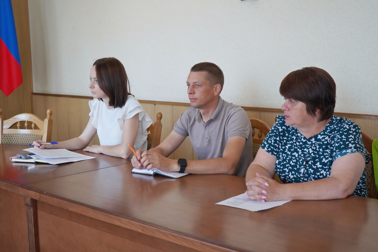 Состоялось заседание комиссии по проведению обследования жилых помещений, поврежденных в результате ЧС природного и техногенного характера В Администрации Свердловского муниципального округа под председательством врио первого заместителя Главы Администрации Татьяны Мирошниковой состоялось одиннадцатое заседание комиссии по проведению обследования жилых помещений, поврежденных в результате чрезвычайных ситуаций природного и техногенного характера на нашей территории. В настоящее время комиссия продолжает работу совместно с Министерством строительства и жилищно-коммунального хозяйства ЛНР по согласованию перечня жилых помещений, поврежденных в результате чрезвычайных ситуаций, а также списка граждан, жилые помещения которых утрачены в результате ЧС природного и техногенного характера, отнесенных к ЧС регионального характера, на территории округа для осуществления расчета компенсационных выплат для граждан, пострадавших в природных и ландшафтных пожаров в пгт Ленинский и пгт Комсомольский. Читать далее...