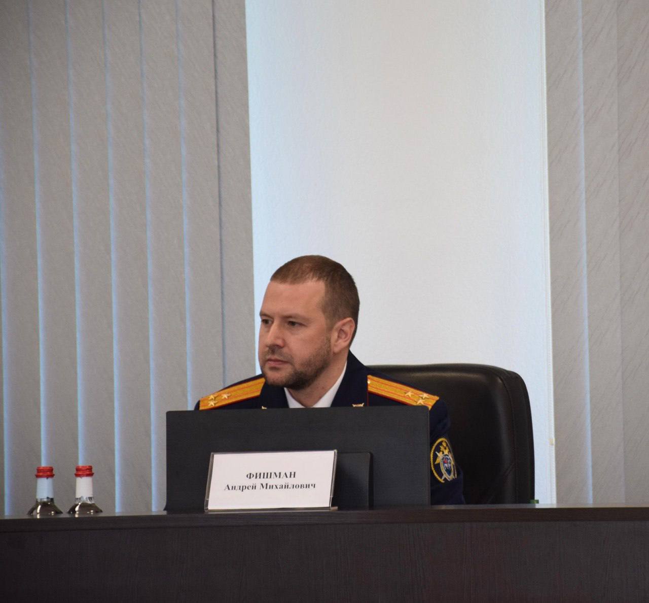 Президент назначил нового главного следователя в Кабардино-Балкарии Руководителем следственного управления Следственного комитета РФ по Кабардино-Балкарии президент страны назначил полковника юстиции Андрея Фишмана, сообщили в управлении Следкома по КБР. Фишмана представил руководитель управления кадров следственного ведомства Максим Малышкин. Он отметил, что за плечами Андрея Фишмана большой опыт, полковник юстиции - принципиален, настоящий профессионал. Максим Малышкин также выразил уверенность, что под руководством нового главы республиканского подразделения коллектив управления будет работать эффективно. С приветственным словом выступил глава Кабардино-Балкарии Казбек Коков. Он поздравил Андрея Фишмана с назначением. В ответном слове руководитель следственного управления поблагодарил гостей, выразил признательность руководству страны и Следственного комитета России за оказанное доверие. Андрей Фишман добавил, что приложит все усилия для достижения высоких показателей в работе подразделения. «ВКонтакте» и в «Одноклассниках», чтобы быть в курсе самых интересных новостей Кавказа. -Северный Кавказ