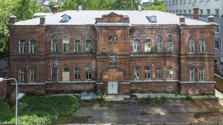 В Перми Государственная инспекция по охране объектов культурного наследия признала неудовлетворительным состояние объекта культурного наследия Бактериологический институт Пермского губернского земства на улице Куйбышева 54а Оценка проводилась с привлечением архитекторов реставраторов В настоящее время есть разработанная проектная документация по сохранению данного объекта В будущем планируется проведение работ по его сохранению сообщили ТЕКСТу в Госинспекции Бактериологическая лаборатория в Перми была основана в 1898 году В 1911 году для нее построили специальные корпуса Специалисты отмечают что здание отличается большим количеством кирпичного декора и ризалитами Реставрацию объекта планирует проводить владелец участка Подписаться на Интересную Пермь