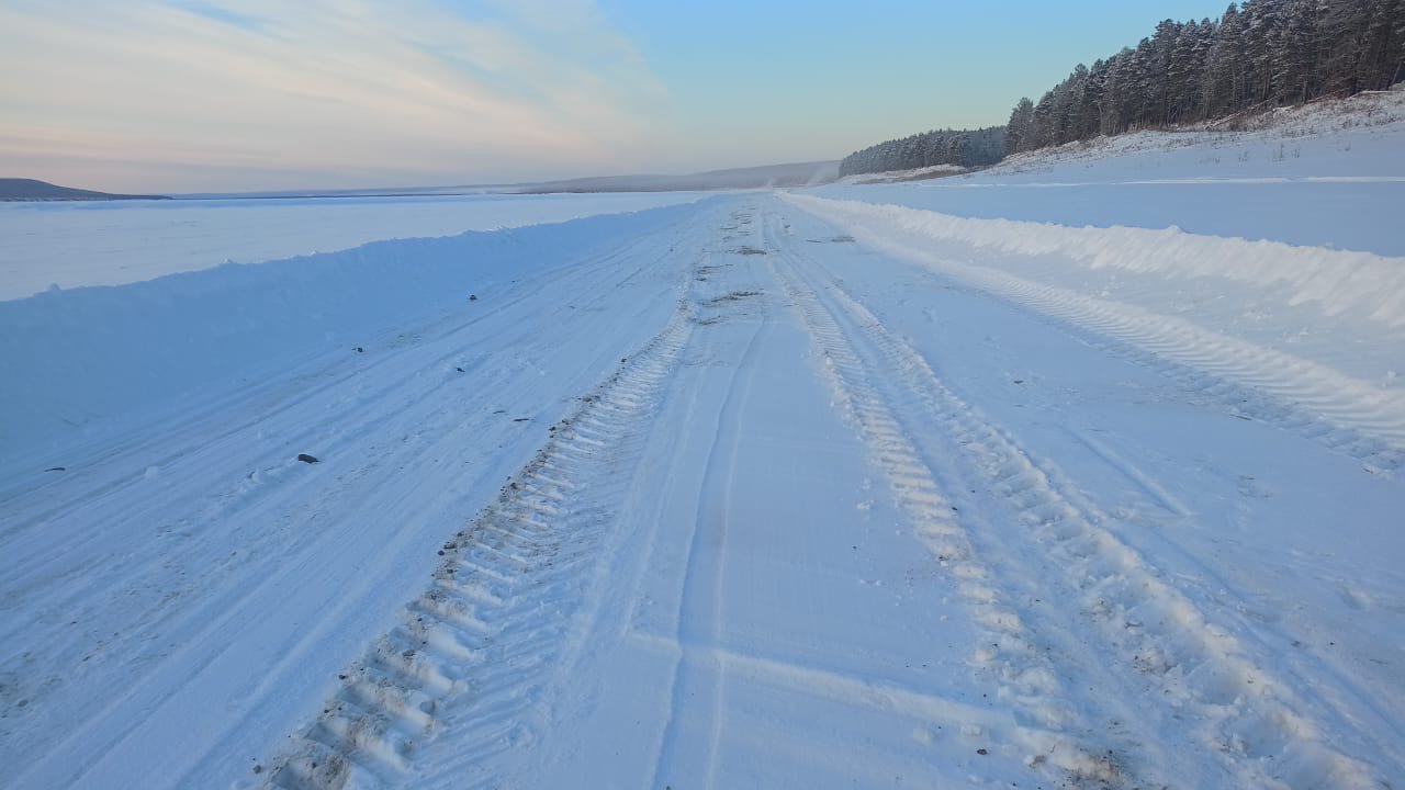 Открыт автозимник с Солянка с Саныяхтах автодороги Умнас Приказом ГКУ Управтодор РС Я с 25 декабря разрешено движение автотранспорта по зимнику с Солянка с Саныяхтах на участке км км 397 000 км 600 782 автомобильной дороги Умнас Проезд открыт для автотранспорта с общим весом до 5 тонн на основании акта контрольной проверки грузоподъёмности сезонной дороги Надлежащее технико эксплуатационное состояние обеспечивает подрядная организация ООО Меркурий Для обеспечения безопасности движения автотранспорта просим соблюдать требования установленных дорожных знаков