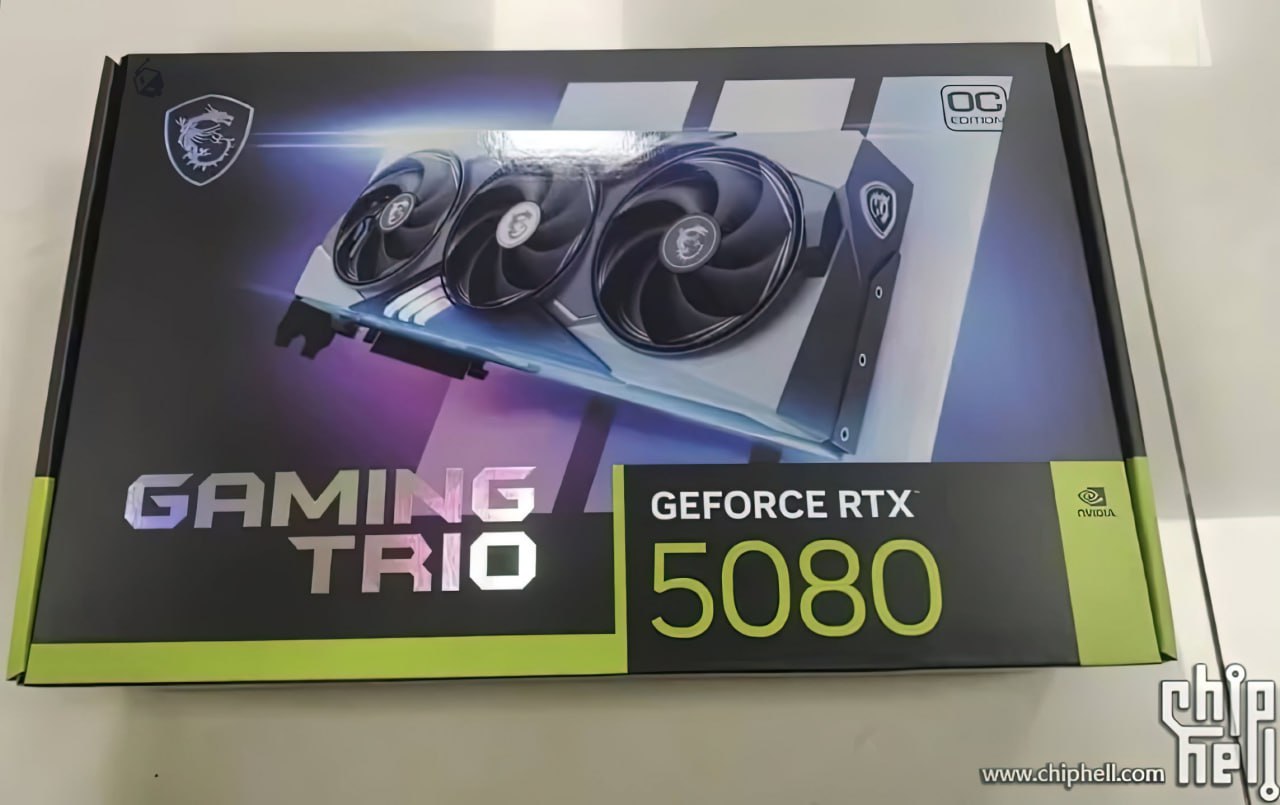 Первое изображение нереференсной GeForce RTX 5080. MSI GeForce RTX 5080 Gaming Trio оказалась гораздо компактнее GeForce RTX 4080 Gaming Trio  Китайский форум Chiphell опубликовал изображения будущей нереференсной видеокарты GeForce RTX 5080 в исполнении MSI. Новинка называется MSI GeForce RTX 5080 Gaming Trio, и у нее есть одно очень важное отличие от нынешней GeForce RTX 4080 Gaming Trio — ускоритель заметно похудел: вместо 3,5 слотов он занимает пространство примерно 2,2 слота.  Система охлаждения насчитывает три вентилятора. Также будут тепловые трубки, радиатор с никелированным основанием и теплораспределительная пластина. Текст на коробке подтверждает ключевые характеристики видеокарты: 16 ГБ памяти GDDR7, 256-битная шина, три порта DisplayPort и один HDMI.