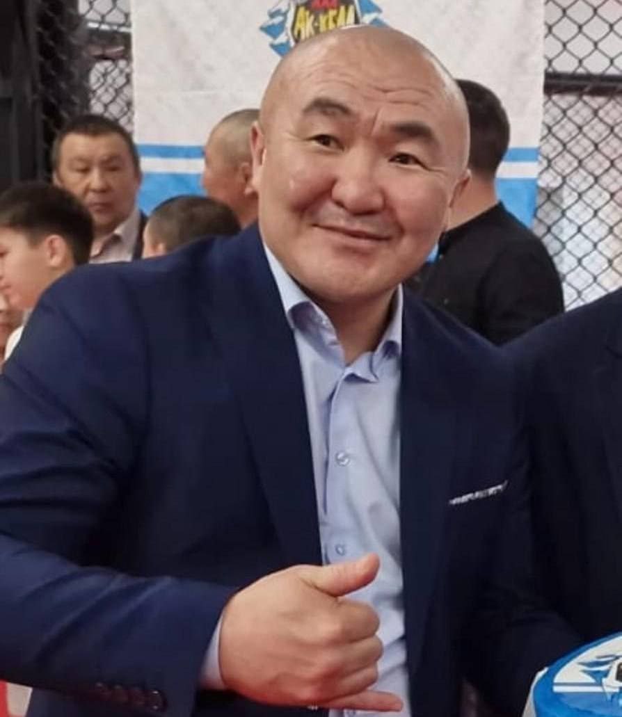 Трагедия на свадьбе в Алтае: убит глава Федерации ММА региона Алексей Калбуков    В селе Тюнгур Республики Алтай во время свадебного застолья был жестоко убит президент Федерации ММА региона Алексей Калбуков. Мужчину ударили ножом в сердце — смертельный удар пришёлся во время конфликта на празднике.    Инцидент произошёл накануне: 74-летний пьяный пенсионер неожиданно встал из-за стола, подошёл к Калбукову и нанес удар ножом в грудь. Пострадавший скончался на месте, а подозреваемый был задержан правоохранителями.    Алексей Калбуков был не только главой Федерации смешанных единоборств, но и директором бойцовского клуба «АК-КЕМ», который активно развивал спорт в регионе. В его залах тренировалось множество детей и подростков. Сегодня в республике прошла церемония прощания с известным спортсменом и общественным деятелем.
