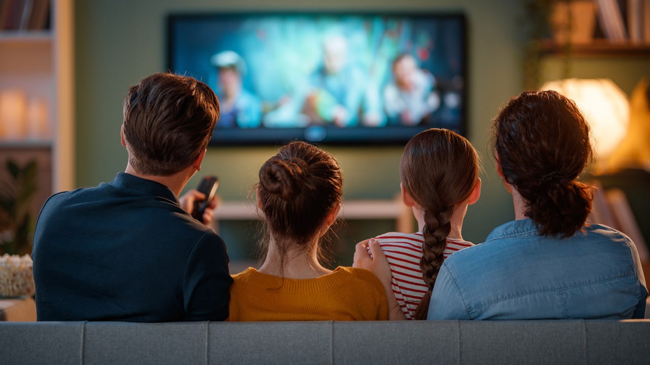 Гарри Поттер Ирония судьбы или С легким паром Один дома названы самые популярные новогодние фильмы у россиян Исследование основано на анализе более 450 тысяч релевантных упоминаний в социальных сетях и онлайн медиа По данным исследования предпочтения зрителей распределяются почти поровну Около 52 аудитории выбирают зарубежные фильмы 48 п отечественные Подробнее читайте по ссылке Фото sakhaedu ru yk24 ru в MAX Telegram ВК VK Видео