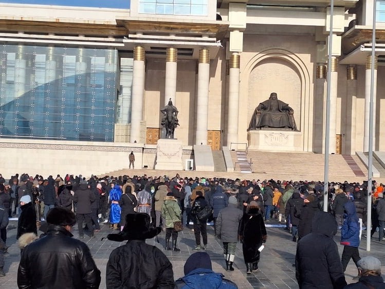 Протестующие в Монголии требуют снизить налоги и бороться со смогом, сообщают местные СМИ.   В Улан-Баторе тысячи протестующих собрались на центральной площади, перекрыв проспект и остановив движение автобусов на 15 маршрутах.  Акцию под названием "Правительство уходит в отставку" организовала непарламентская партия "Альянс свободы". Участники заявили, что продолжат протест, пока их требования не будут выполнены.  По данным Central Asia Media, число митингующих достигло 3 тысяч и продолжает расти.   : MiddleAsianNews