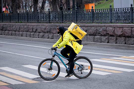 С 1 июля курьеры в Петербурге смогут ездить по тротуарам и пешеходным зонам только со скоростью до 10 км/ч — губернатор. Службы доставки должны установить на транспорт GPS и ограничители скорости, а также нанести номера на форму, сумки и технику курьеров. До 15 июля сервисы обязаны создать реестры с полными данными сотрудников — без этого работать будет нельзя.