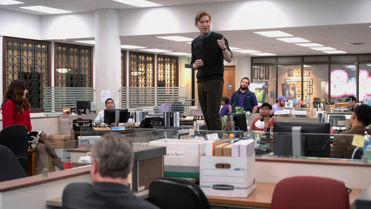 Первый кадр сериала The Paper — нового спин-оффа «Офиса» Сюжетные события развернутся в устаревшей газете городка Толедо, где съёмочная группа из оригинального шоу будет документировать попытки издателя спасти журнал. Ему предстоит сыграть руководителя, вынужденного нанимать непрофессиональных волонтёров вместо журналистов. Главную роль исполнил Донал Глисон. Также в телешоу снялись Сабрина Импаччаторе, Мелвин Грегг, Челси Фрай, Рамона Янг и звезда оригинального телешоу Оскар Нуньес, который вновь воплотит образ Оскара Мартинеса. Выйдет The Paper в этом году. Фото: Peacock