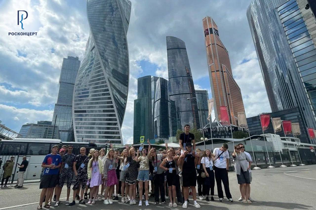 Первые группы детей из исторических регионов посетили столицу по программе «Культурная карта 4+85» 2025 года    Около 1400 школьников от 8 до 17 лет побывали в Москве с 11 июня по 1 июля.   Для них были организованы походы в музеи-заповедники «Коломенское – Измайлово», «Царицыно», «Кусково», Государственный исторический музей, Третьяковскую галерею, Российский национальный музей музыки, Государственный центральный музей кино.   Ребята познакомились с работой Киноконцерна «Мосфильм» и Киностудии «Союзмультфильм».  Побывали в Национальном центре «Россия», Фонде содействия развитию научных, просветительских и коммуникационных инициатив «АТОМ», Региональной детской общественной организации «Будущие инженеры», Музее криптографии, Планетарии и Музее космонавтики.   Провели интересные экскурсии в Олимпийском комплексе «Лужники» и Музее «Динамо». Погуляли по Московскому зоопарку и прокатились по Москве-реке.    В прошлом году программой предусматривались поездки в Москву, Ростов-на-Дону, Тулу. В этом году маршруты пролегают через четыре города – Москву, Ростов-на-Дону, Санкт-Петербург, Казань. В апреле дети из исторических регионов знакомились с Санкт-Петербургом, в мае – с Ростовом-на-Дону, в июне – с Москвой.   Программа инициирована Минкультуры России в 2023 году и реализуется ФГБУК РОСКОНЦЕРТ при содействии ГАУК «МОСГОРТУР»