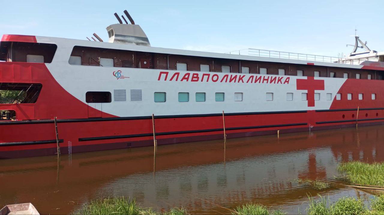 Плавучую поликлинику «Святитель Лука» спустили на воду в Подмосковье  В Коломне спустили на воду плавучую поликлинику проекта 132ПК. Теплоход «Святитель Лука», предназначенный для медицинских целей, был построен по заказу Ханты-Мансийского автономного округа — Югры для «Центра профессиональной патологии».  Это единственный в России типовой проект медицинского судна. После завершения испытаний «Святитель Лука» своим ходом проследует в Беломорск, а затем — к месту эксплуатации.  Длина корабля — 65 м, ширина — 10,8 м, вес судна с грузом — 740 тонн, высота борта — 3,2 м, скорость — 21 км/ч. На борту могут находиться 12 членов экипажа и 25 медицинских работников.    Одновременно на корабле могут находиться до 50 человек, не считая членов экипажа и медперсонала.