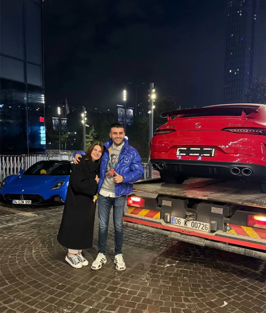 CZN Burak заявивший в налоговой свой ежемесячный доход в размере 30 тысяч турецких лир подарил своей матери роскошный автомобиль Mercedes последней модели