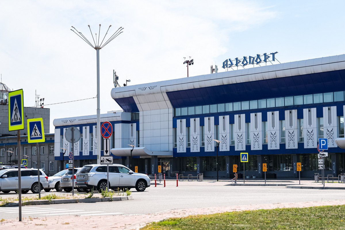 Чудовищное преступление буквально по горячим следам удалось раскрыть следователям СК вместе с оперативниками уголовного розыска полиции в хакасском Черногорске. В конце июня пропала женщина, мать шестерых детей. А затем и ее муж, который просто изводил ее своей ревностью. Сыщики выяснили, что там присутствует криминальный след. Оказалось, что преступление было задумано заранее: подозреваемый позвал женщину на встречу, лишил жизни, закопал. А потом улетел из страны. Спустя несколько дней вернулся – за детьми. И оказался в наручниках.