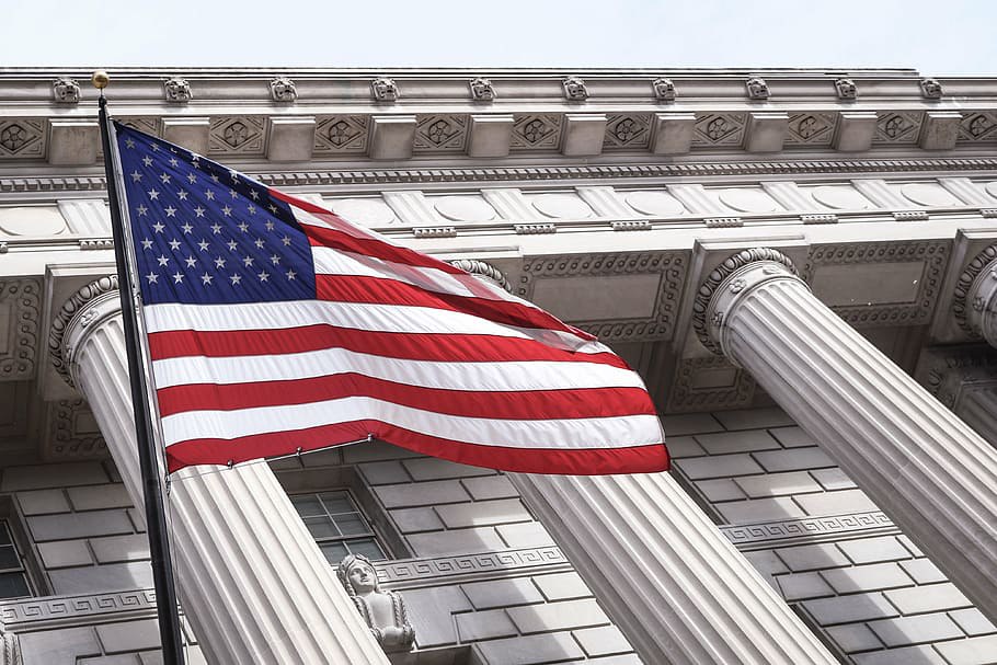 Госдеп: США рассчитывают на дипломатическое решение конфликта на Украине Администрация США по-прежнему рассчитывает на дипломатическое урегулирование украинского кризиса, несмотря на озвученные ранее жесткие сроки и экономические угрозы. Об этом заявила официальный представитель Госдепартамента Тэмми Брюс на очередном брифинге для журналистов. «Я не могу предсказать вам, что может или не может произойти. Но хорошая новость заключается в том, что мир знает характер, позицию и ценности президента Трампа, госсекретаря и американского правительства», — заявила она. Она отказалась давать прогноз относительно возможности прекращения огня в течение 50 дней — срок, обозначенный Дональдом Трампом. Южная служба новостей