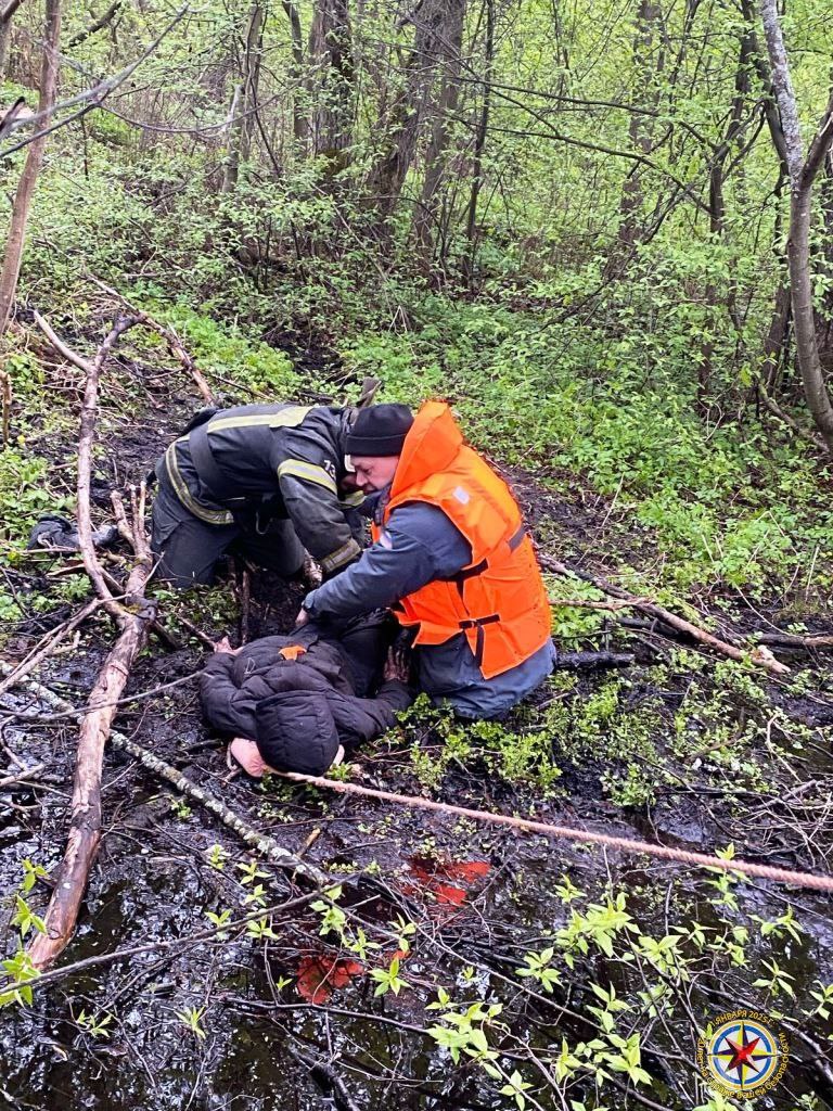 В 20 – 30 метрах от берега реки Кинешемка в Кинешме Ивановской области, за старой железнодорожной насыпью, 12 летний мальчик по пояс увяз в трясине и самостоятельно выбраться не мог. На берегу стояли его товарищи, которые сообщили в службу 112 о случившемся. С помощью конца «Александрова» спасатели попытались вытащить мальчика, но его тело засосало настолько сильно, что первая попытка вытащить не увенчалачь успехом. Тогда один из спасателей, осторожно ступая по веткам, подобрался к парню и руками начал извлекать его из трясины. К этому времени подоспели сотрудники местной пожарно-спасательной части №13. Один из пожарных помог спасателю вытащить мальчика