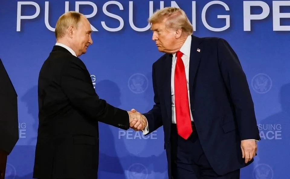 Трамп ответил на вопрос о необходимости диалога с Путиным Президент США Дональд Трамп заявил что придерживается принципа диалога в международных отношениях Так он прокомментировал контакты с лидером России Владимиром Путиным Я тот кто верит в силу разговора Я придерживаюсь мнения что говорить нужно со всеми Мне нравится общаться сказал американский лидер Трамп раскритиковал решение стран G7 исключить Россию из формата G8 Он назвал этот шаг ошибочным и отметил что впоследствии значительная часть обсуждений всё равно была посвящена Москве Ранее стало известно что Трамп намерен пригласить Путина на саммит G20 в декабре Источники в Госдепартаменте отметили что участие России в мероприятиях Большой двадцатки на разных уровнях приветствуется   Подписаться на truekpru Читать нас в MAX