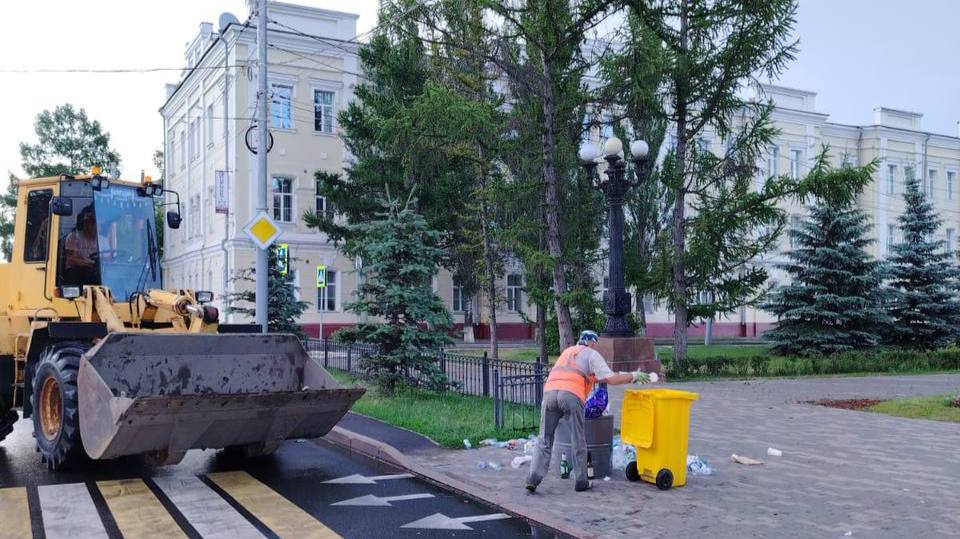 После праздничных гуляний центральные улицы Омска привели в порядок С раннего утра работники служб благоустройства и всех дорожно-эксплуатационных участков УДХБ приступили к уборке локаций, вывозу мусора и восстановлению газонов. В результате на улицах Ленина, Гагарина, Красный Путь и Соборной площади было собрано почти 60 кубометров отходов.