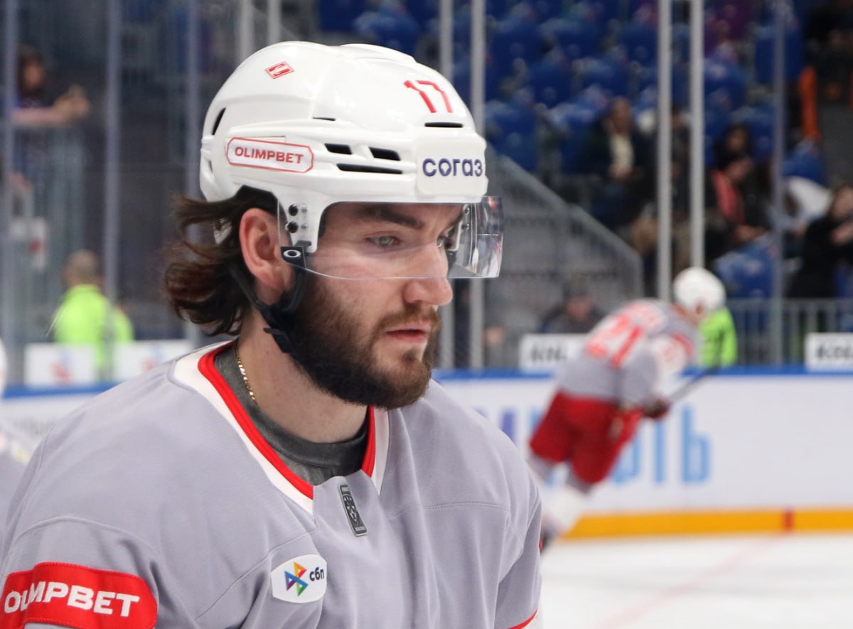 Спартак сообщил о возвращении в состав пойманного на кокаине хоккеиста Нападающий Иван Морозов вернулся в расположение Спартака и готовится вместе с командой к предстоящим играм чемпионата КХЛ сообщила пресс служба клуба В середине сентября стало известно что 25 летнего Морозова отстранили за положительную допинг пробу В конце октября хоккеист рассказал что это был кокаин в употреблении которого он раскаивается Ему грозила четырехлетняя дисквалификация но его отстранили только на месяц Морозов проводит третий сезон за Спартак в этом чемпионате он успел сыграть четыре матча забросить одну шайбу и сделать четыре передачи Global Look Press Подписаться на РБК Спорт