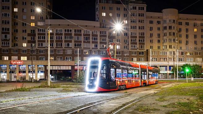 Городские новости Екатеринбург На улицы Екатеринбурга вывели длинный трехсекционный трамвай В ночь на 30 сентября модель 71 233 проходила техническую обкатку Красивый красный вагон заметили на ВИЗе Фотографии с новинкой появились на сайте Городской электротранспорт В первый раз трамвай Синара екатеринбуржцам показали на выставке Иннопром летом 2025 года Вагон тогда установили прямо у входа в Экспо Это полностью отечественная разработка рассказывал ранее гендиректор Синара Городской рельсовый транспорт Сергей Шунин Большинство узлов и модулей собственного производства например тележки изготовлены в Калужской области на Людиновском тепловозостроительном заводе системы управления и автономного хода созданы аккредитованной IT компанией Алгоритм С Производитель отмечал что вагон может вместить до 308 пассажиров Для вагона разработали уникальную тележку которая обеспечивает плавный ход и снижает воздействие на рельсы После презентации вагона представители предприятия обещали что проведут его обкатку Уточнялось что собрано пока только два таких трамвая один из них поедет в Ростов на Дону а второй останется в Екатеринбурге В дальнейшем на предприятии планируют производить до 200 таких трамваев О том что первый низкопольный трехсекционный трамвай Синара отправили в Западное трамвайное депо для испытаний стало известно еще в августе Екатеринбург трамвай поставка новыйтрамвай Затрамвай
