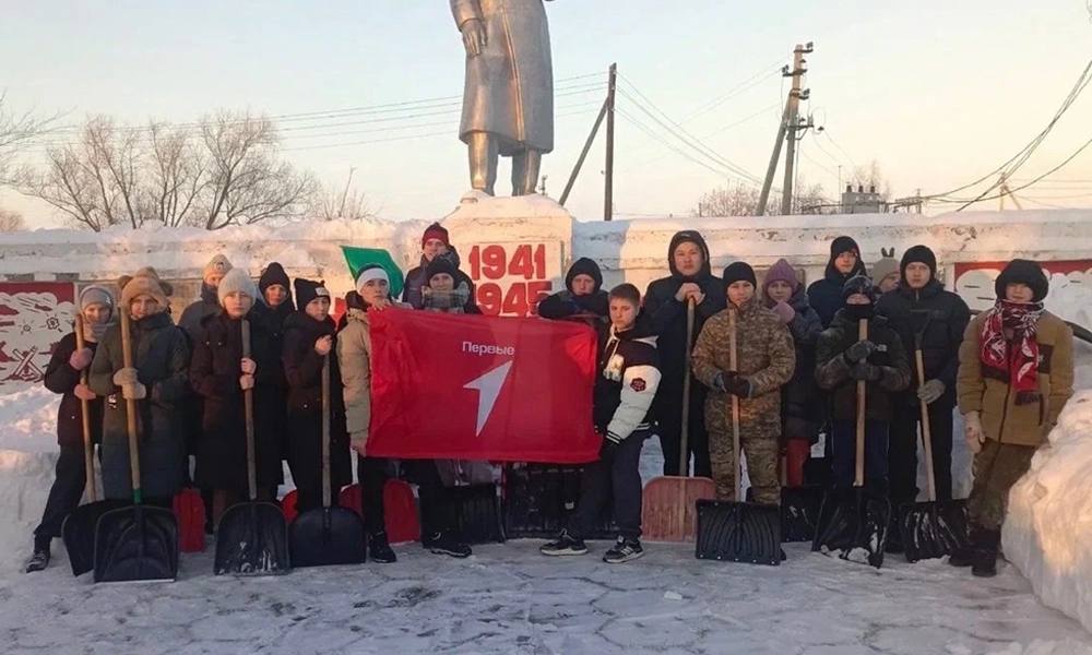 Омская область вошла в тройку лидеров по сохранению памятных мест  Регион занял третье место в России по количеству памятников, находящихся под шефством молодежи. Участники «Движения Первых» взяли под опеку 350 мемориальных объектов. На интерактивную карту Омской области уже внесено 1585 объектов военно-исторического значения.  Юные патриоты участвуют в проекте Российского военно-исторического общества «МестоПамяти.РФ» в рамках программы «Хранители истории». Они не только следят за состоянием мемориалов, но и пополняют Всемирную электронную карту памятных мест новыми данными. С момента создания платформы более 75 тысяч школьников по всей России восстановили свыше 15 тысяч памятных объектов.