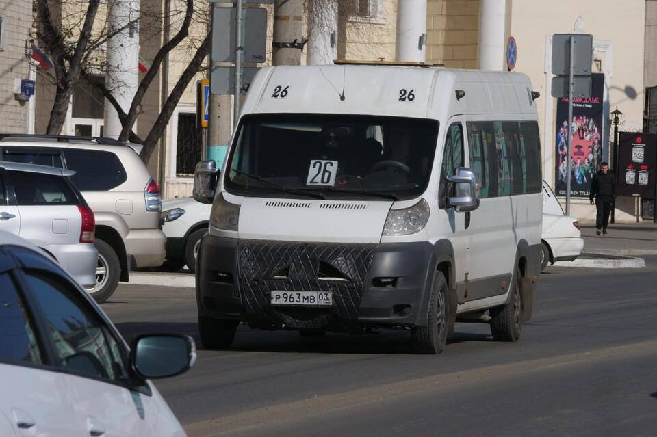 Проезд в общественном транспорте Читы может подорожать уже сегодня вечером  «Предприниматели уже знают мою позицию, мы проговаривали в прошлом году. Нужно максимально увеличивать количество автобусов в утренние и вечерние часы. В свою очередь, дневные маршруты можно растянуть. Еще один вариант, который предлагают и жители Читы, администрация пока не приняла такого ответственного решения — за вечерний проезд вводить иной тариф, как это происходит в центральной части России, то есть сделать вечерний тариф немного выше того, что есть сейчас. Это пока в стадии обсуждения. Я думаю, что такие вопросы будут на повестке дня, — сказала глава администрации Инна Щеглова.  По ее словам, из-за убыточных маршрутов «Троллейбусное управление» не может поднять зарплаты водителям до такого уровня, чтобы конкурировать с другими предприятиями. Это же касается частных перевозчиков. При этом власти не могут выписывать большие штрафы перевозчикам из-за моратория правительства РФ, который защищает малый бизнес.