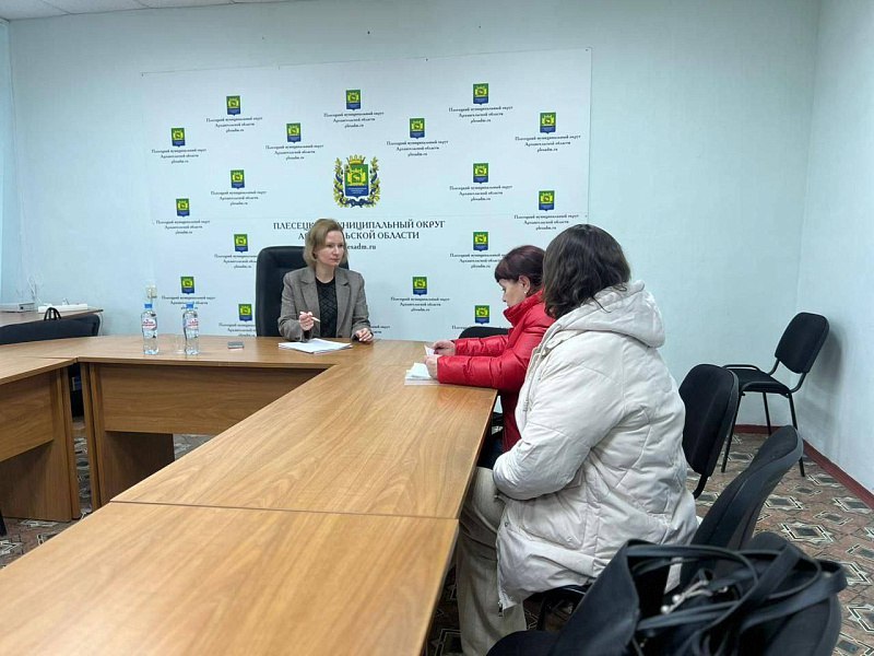 Жителям Плесецкого округа рассказали об обязанностях управляющих организаций   Все разъяснения граждане получили от государственной жилищной инспекции Архангельской области во время личного приема По словам руководителя ведомства Ирины Замятиной самые частые обращения заявителей касались ненадлежащего содержания многоквартирных домов в частности люди жаловались на грязь в подъездах и слабый напор воды в квартирах Специалисты ГЖИ пояснили что в обязанности УК входит обслуживание жилищного фонда которое подразумевает обеспечение исправного состояния окон дверей и световых фонарей а также периодическую очистку светопрозрачных заполнений Жители обращались также по вопросу протечек в кровлях домов Управляющая организация указала что шиферное покрытие кровли исправно и не установила причину протечки в местах примыкания В инспекции отметили что УК должна обеспечивать плотное примыкание водосточных воронок внутреннего водостока и крыш правильную заделку стыков конструкций внутреннего водостока и кровли Другие обращения жителей были связаны с проверкой правильности начислений оплаты ЖКХ сроками проведения капитального ремонта и возможностью его переноса обследованием дома на предмет аварийности По всем вопросам инспекция дала разъяснения а позже проведет проверки деятельности управляющих организаций по обращениям граждан  Напомним что всю необходимую информацию и документацию о деятельности УК и ТСЖ можно посмотреть на сайте ГИС ЖКХ управляющие организации регулярно ее размещают для ознакомления жителей Архангельскаяобласть