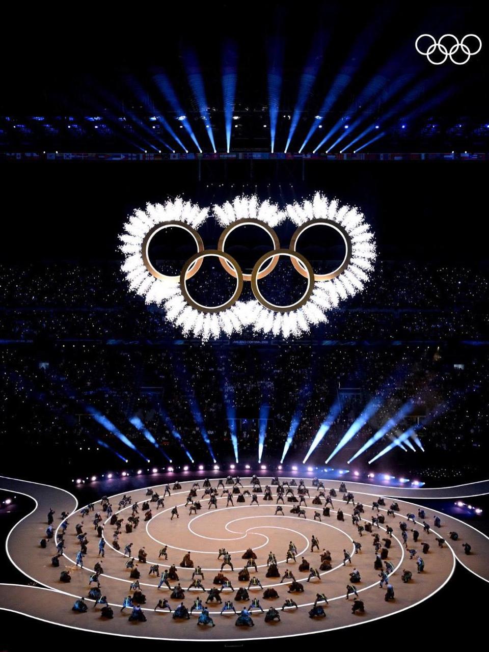 Сегодня ночью прошла церемония открытия Олимпиады 2026 Церемония превратилась в трибьют итальянскому искусству и моде Виттория Черретти передала итальянский флаг для церемонии поднятия знамени в этой части почтили память Джорджо Армани разработавшего дизайн формы для итальянской команды Выступали Андреа Бочелли Лаура Паузини и Мэрайя Кэри а само шоу впервые в истории проходило одновременно на четырёх площадках в Милане стадион Сан Сиро Кортина д Ампеццо Ливиньо и Предаццо