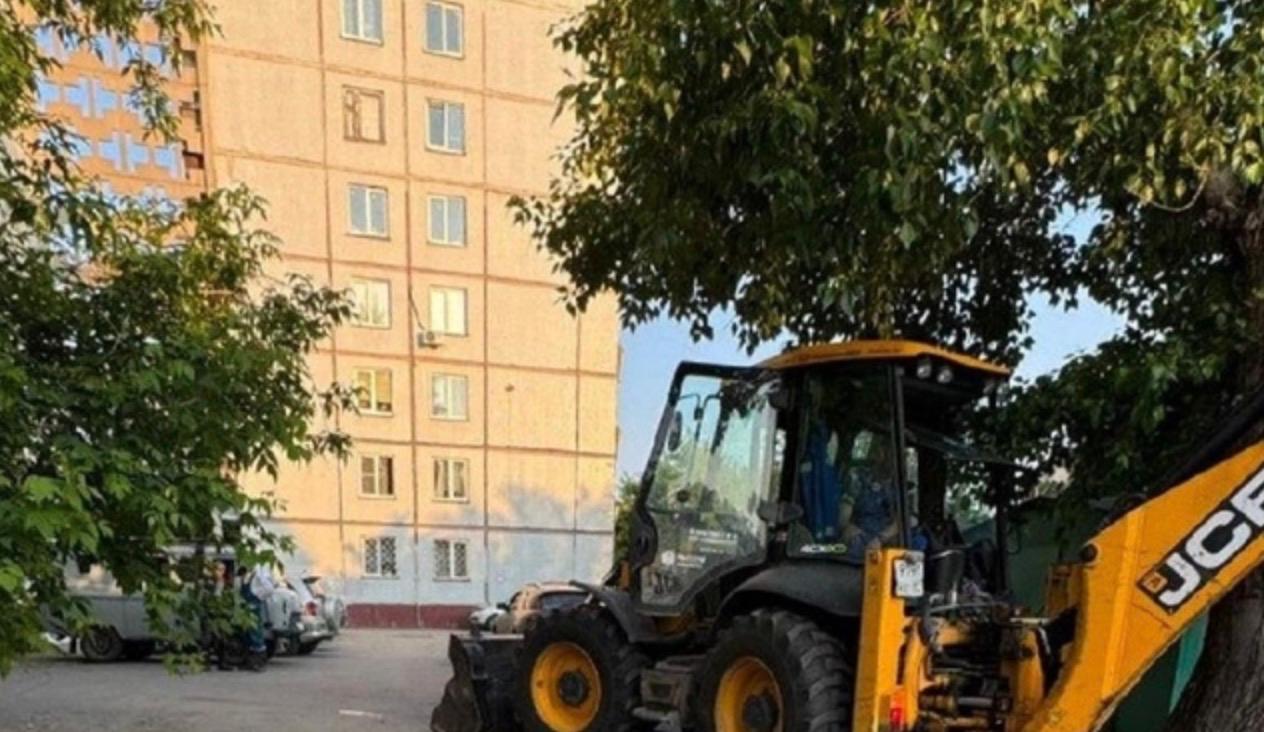 9 июня в Новосибирске несколько жилых домов в Заельцовском районе остались без света после повреждения кабельной линии электропередачи. Об этом сообщили в пресс-службе «Россети Новосибирск». Без электроснабжения оказались несколько трансформаторных подстанций и многоквартирных домов на улицах Холодильной и Тимирязева. На месте уже работают 4 бригады, электротехническая лаборатория и спецтехника, — говорится в сообщении «Россетей». Электроэнергию должны были восстановить в три часа ночи 10 июня. #новосибирск