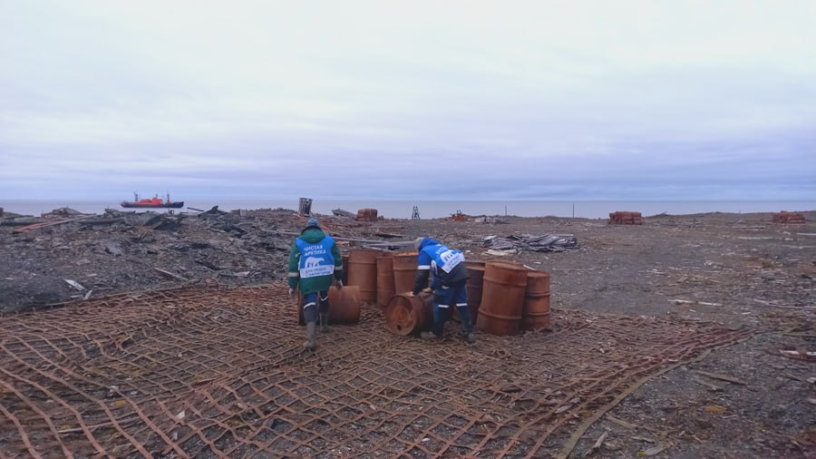 На мысе Челюскин волонтеры Чистой Арктики тестируют технологию северного вывоза отходов   Добровольцы проекта Чистая Арктика отрабатывают новый способ вывоза мусора с труднодоступных северных территорий Металлолом с мыса Челюскин собирают в сетки поднимают вертолетом и доставляют на судно Михаил Сомов которое отвозит отходы в Архангельск на переработку За два года таким образом вывезено около 8 тонн металла Площадь загрязнения на мысе около 40 гектаров волонтеры очищают территорию уже второй год Фото Чистая Арктика